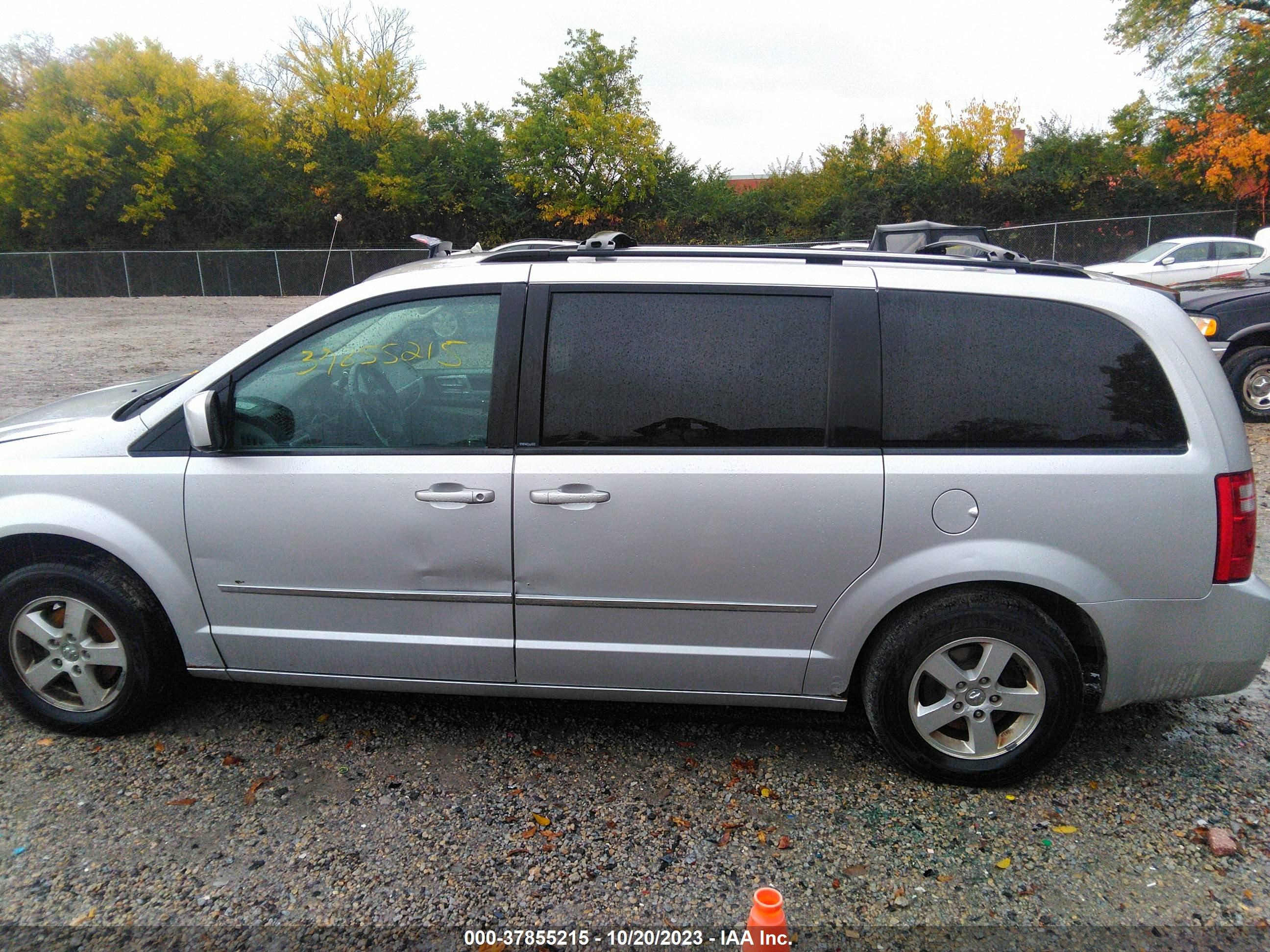 Photo 13 VIN: 2D4RN5D10AR245125 - DODGE CARAVAN 