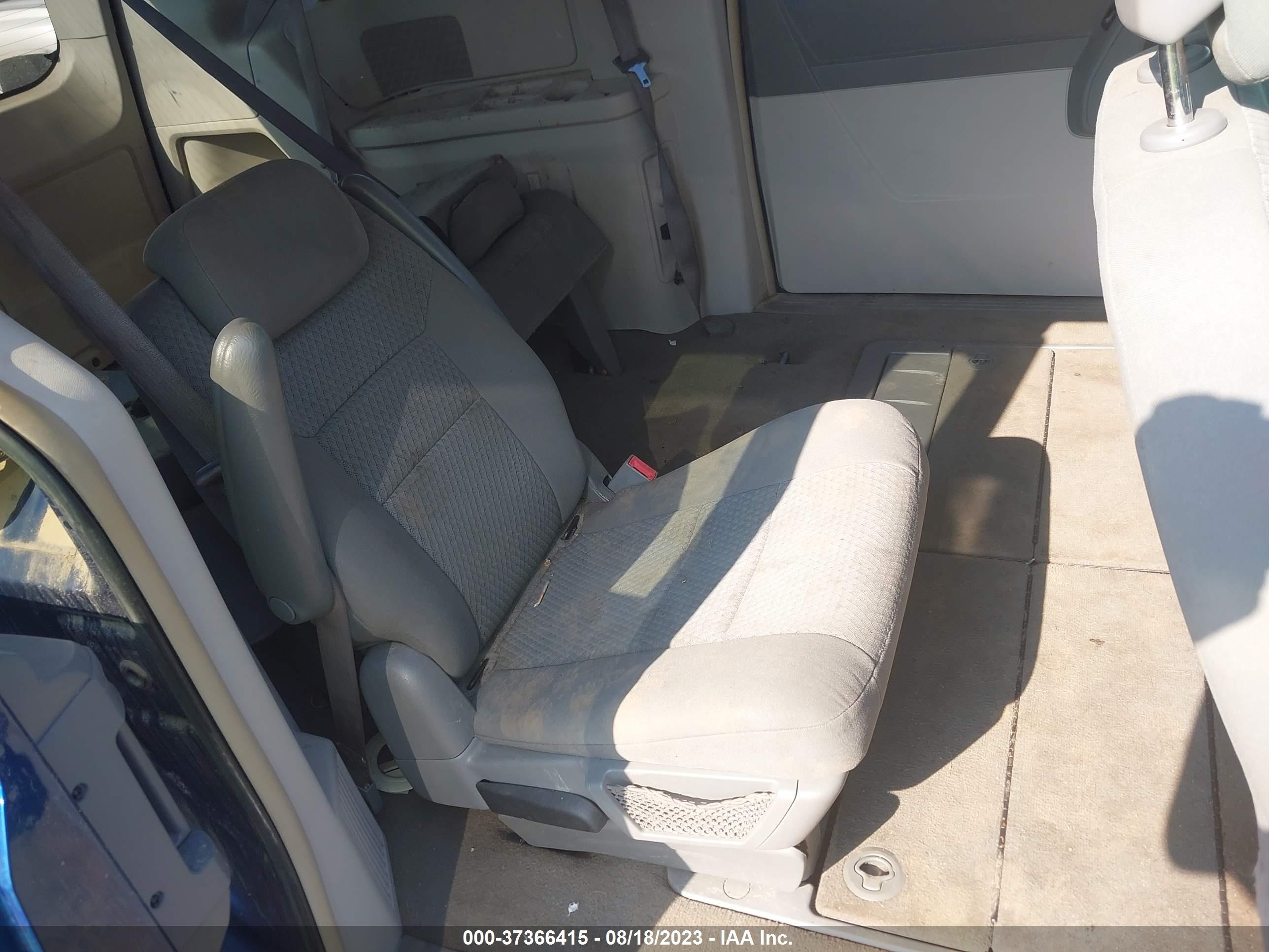 Photo 7 VIN: 2D4RN5D16AR323472 - DODGE CARAVAN 