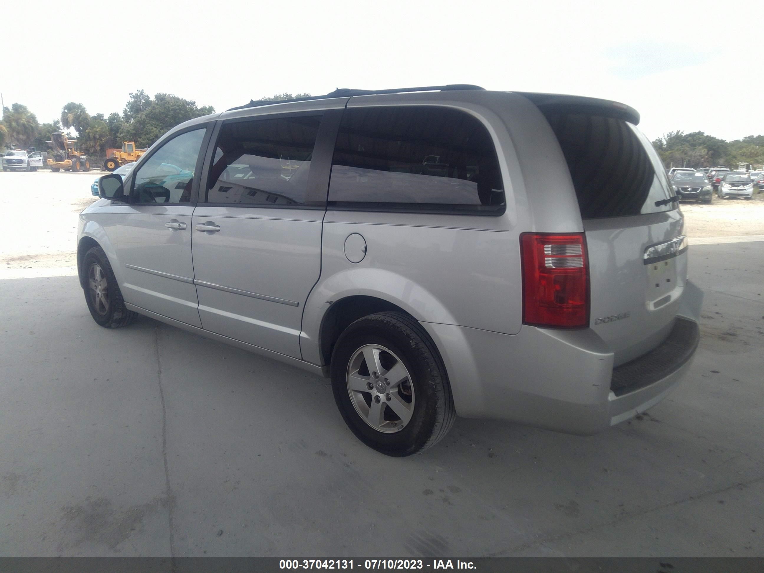 Photo 2 VIN: 2D4RN5D19AR251327 - DODGE CARAVAN 