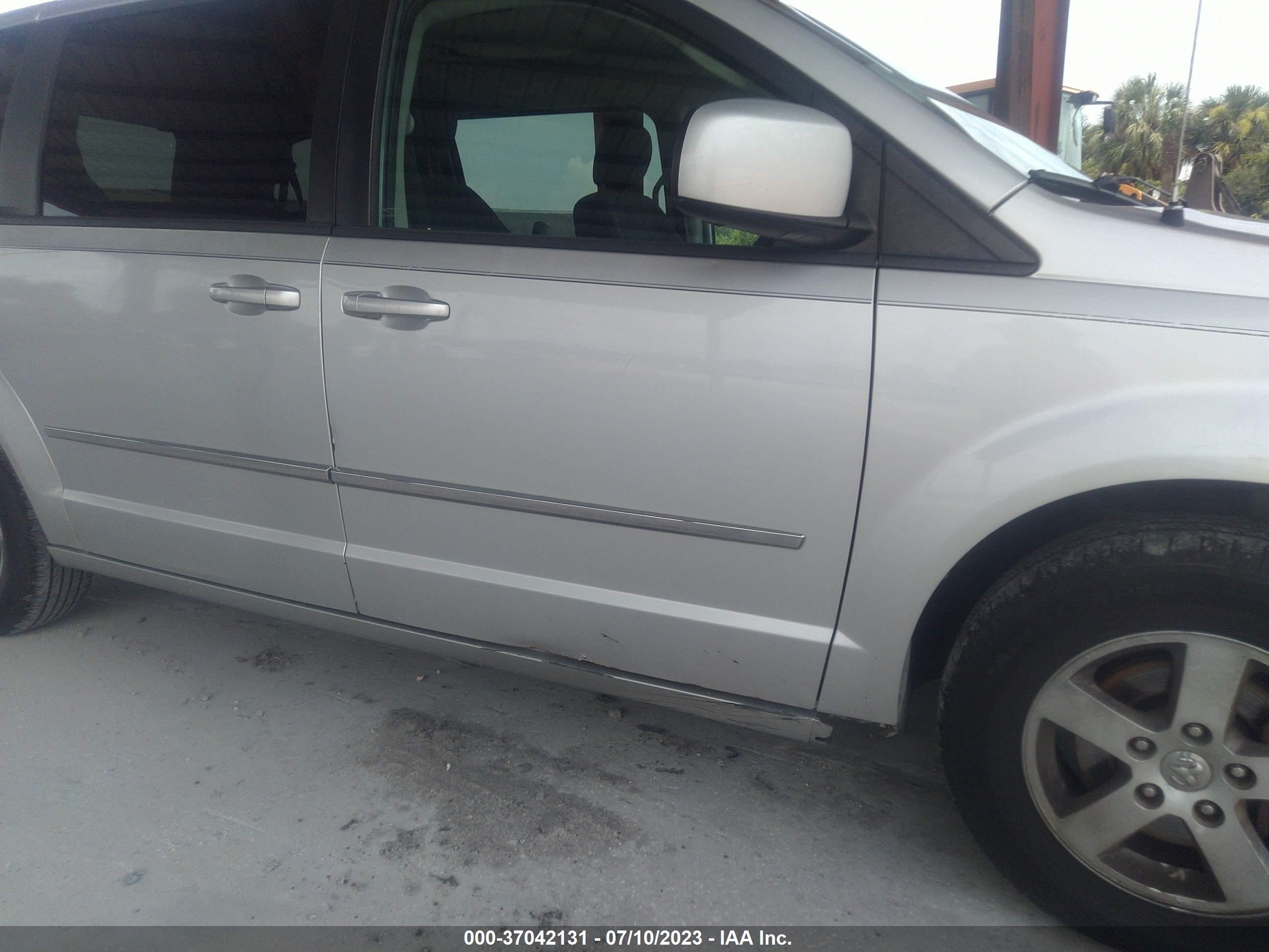 Photo 5 VIN: 2D4RN5D19AR251327 - DODGE CARAVAN 