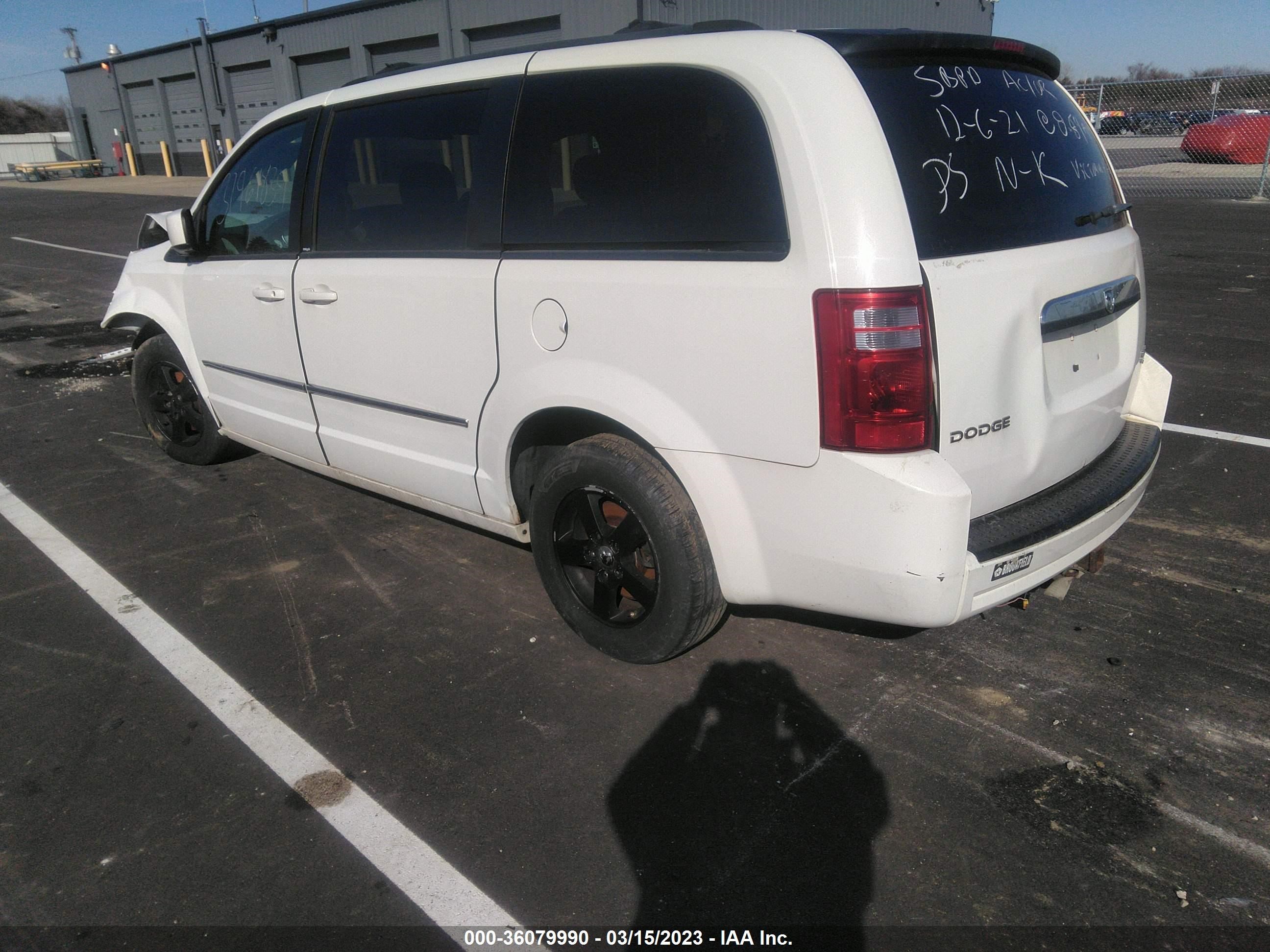 Photo 2 VIN: 2D4RN5D19AR251747 - DODGE CARAVAN 