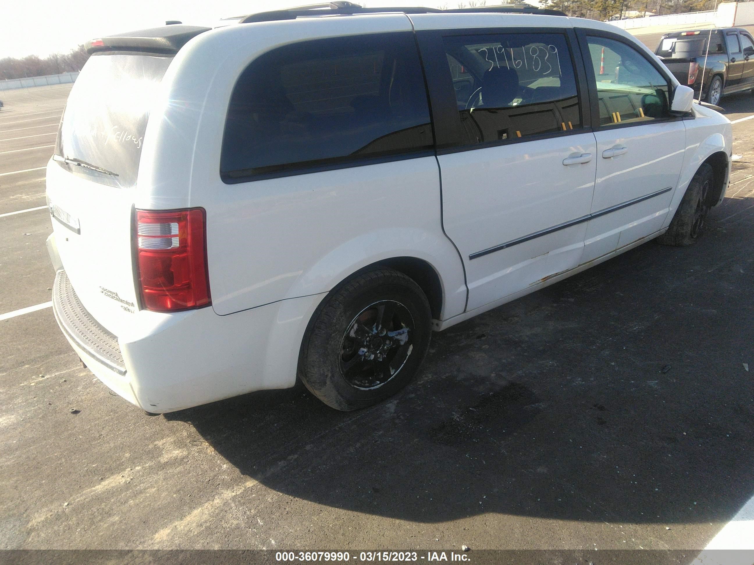 Photo 3 VIN: 2D4RN5D19AR251747 - DODGE CARAVAN 