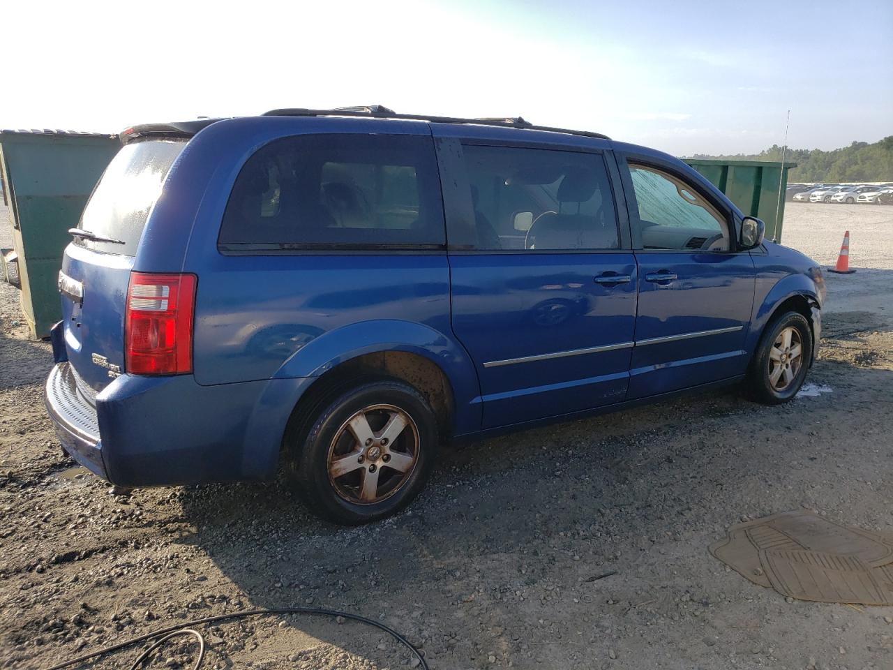 Photo 2 VIN: 2D4RN5D1XAR108080 - DODGE CARAVAN 