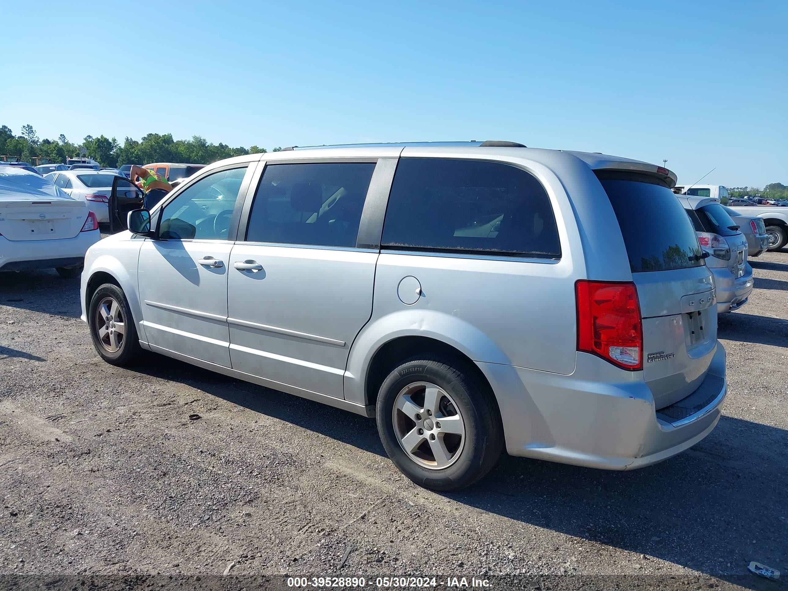 Photo 2 VIN: 2D4RN5DG6BR662156 - DODGE CARAVAN 