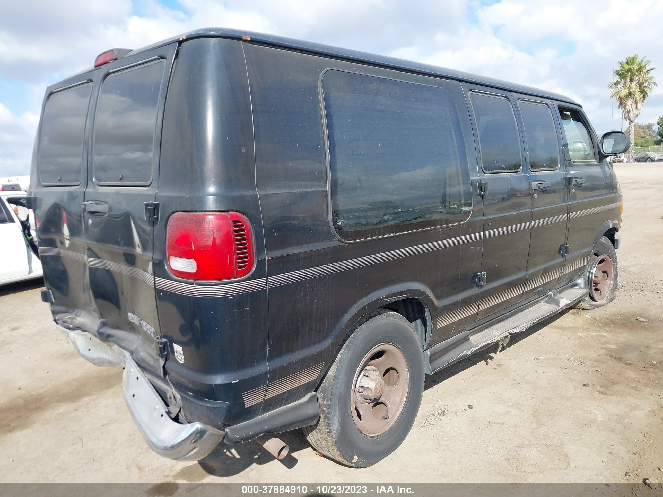 Photo 3 VIN: 2D6WB11Y83K517042 - DODGE RAM VAN 