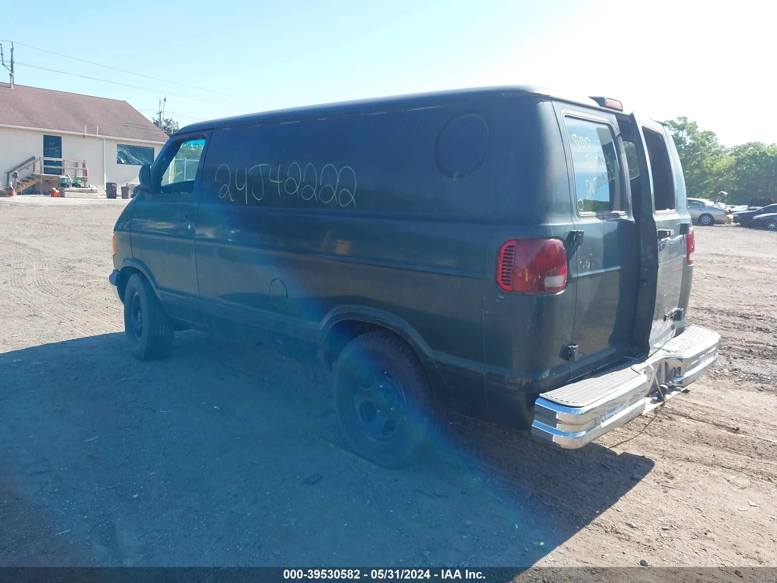 Photo 2 VIN: 2D7HB11X03K521484 - DODGE RAM VAN 