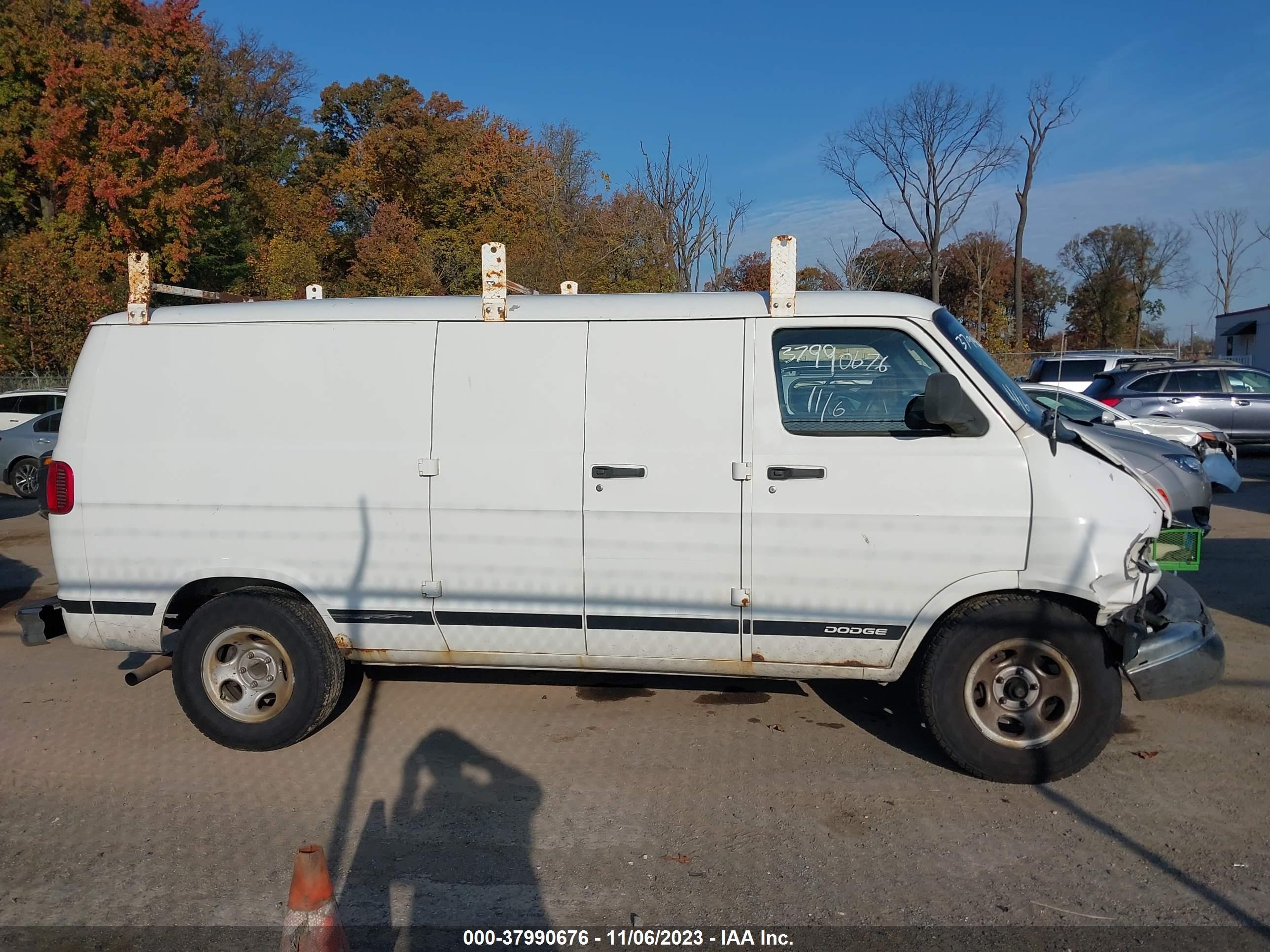 Photo 12 VIN: 2D7HB11Y63K500468 - DODGE RAM VAN 