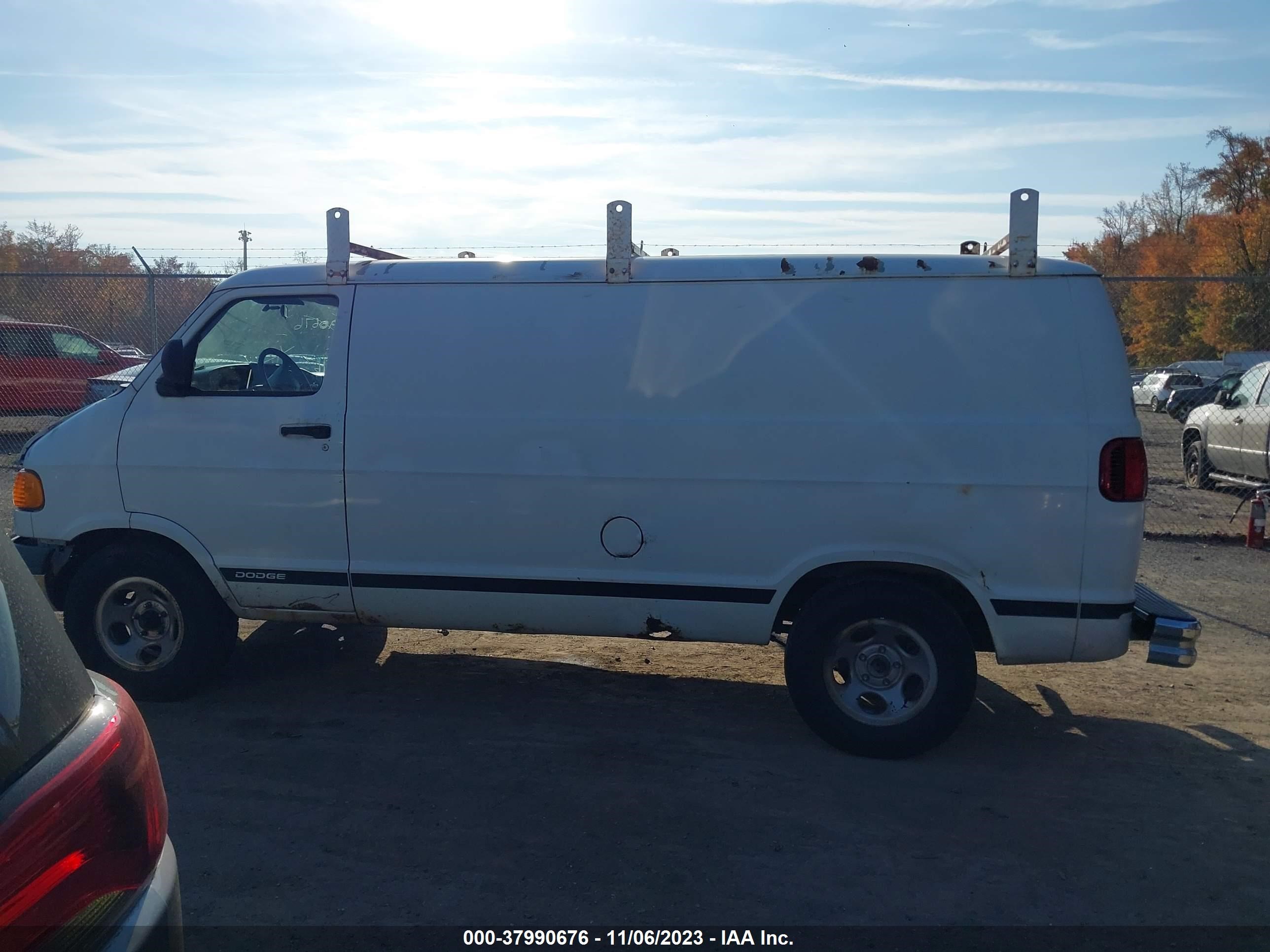 Photo 13 VIN: 2D7HB11Y63K500468 - DODGE RAM VAN 