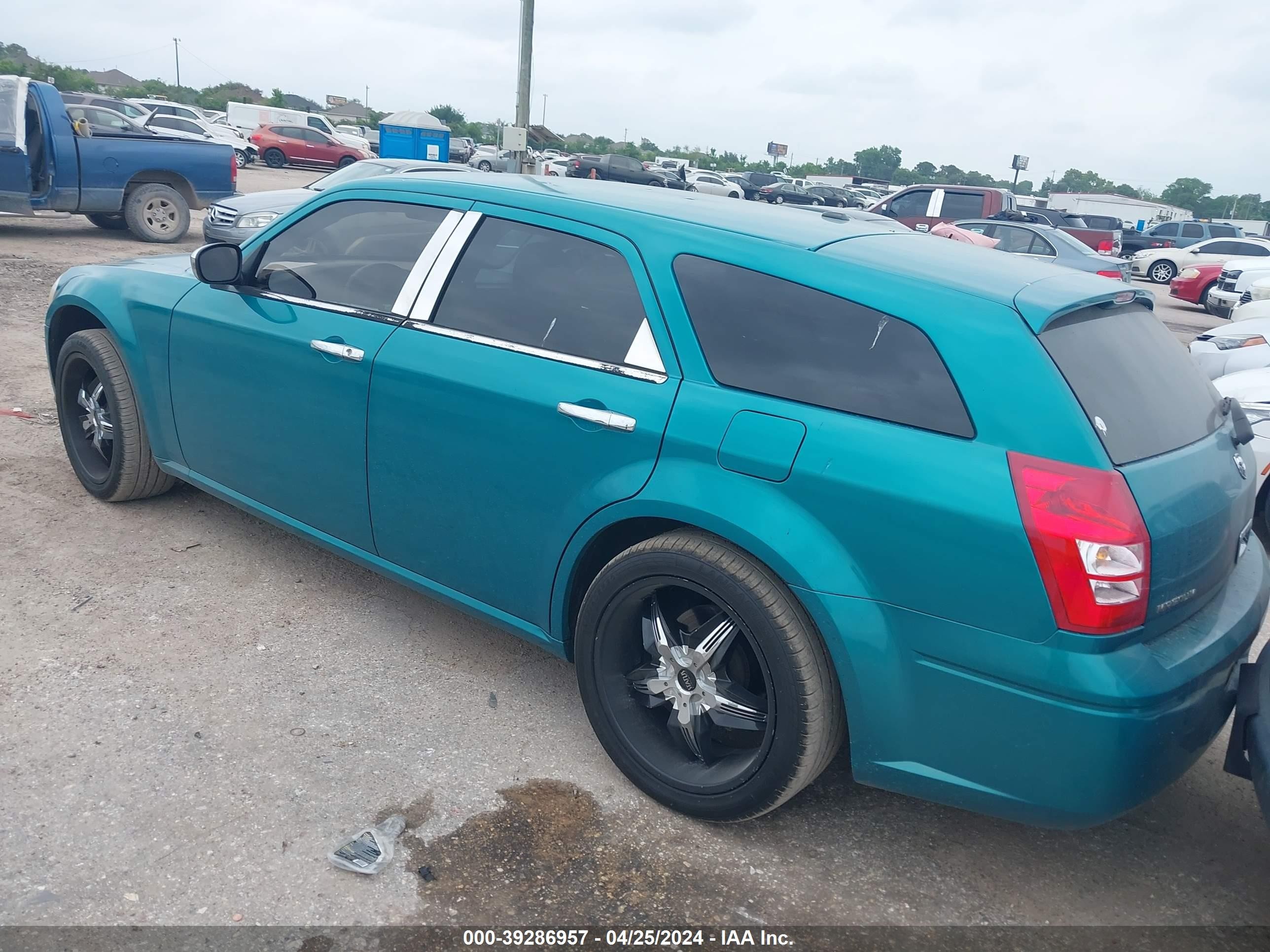 Photo 2 VIN: 2D8FV47T37H806442 - DODGE MAGNUM 