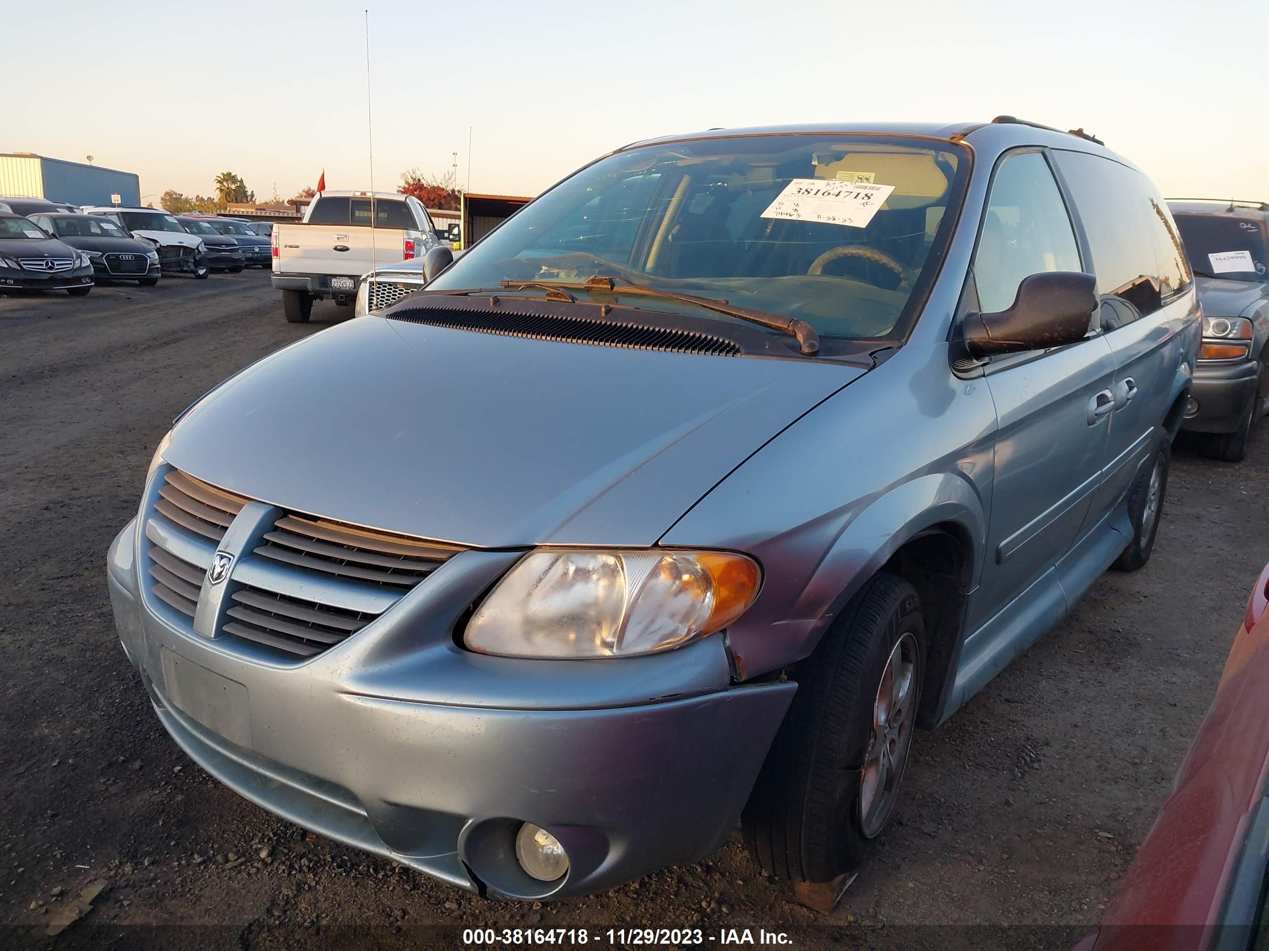 Photo 1 VIN: 2D8GP44L05R294648 - DODGE CARAVAN 