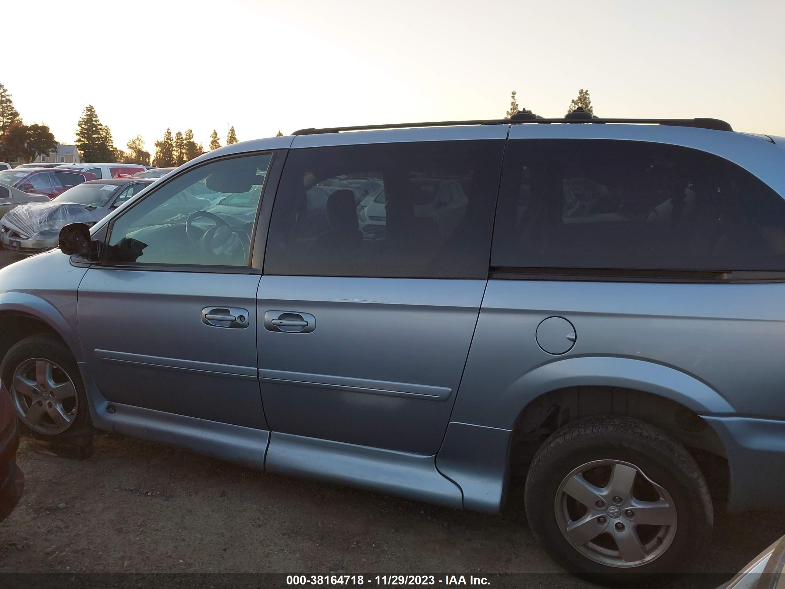 Photo 13 VIN: 2D8GP44L05R294648 - DODGE CARAVAN 