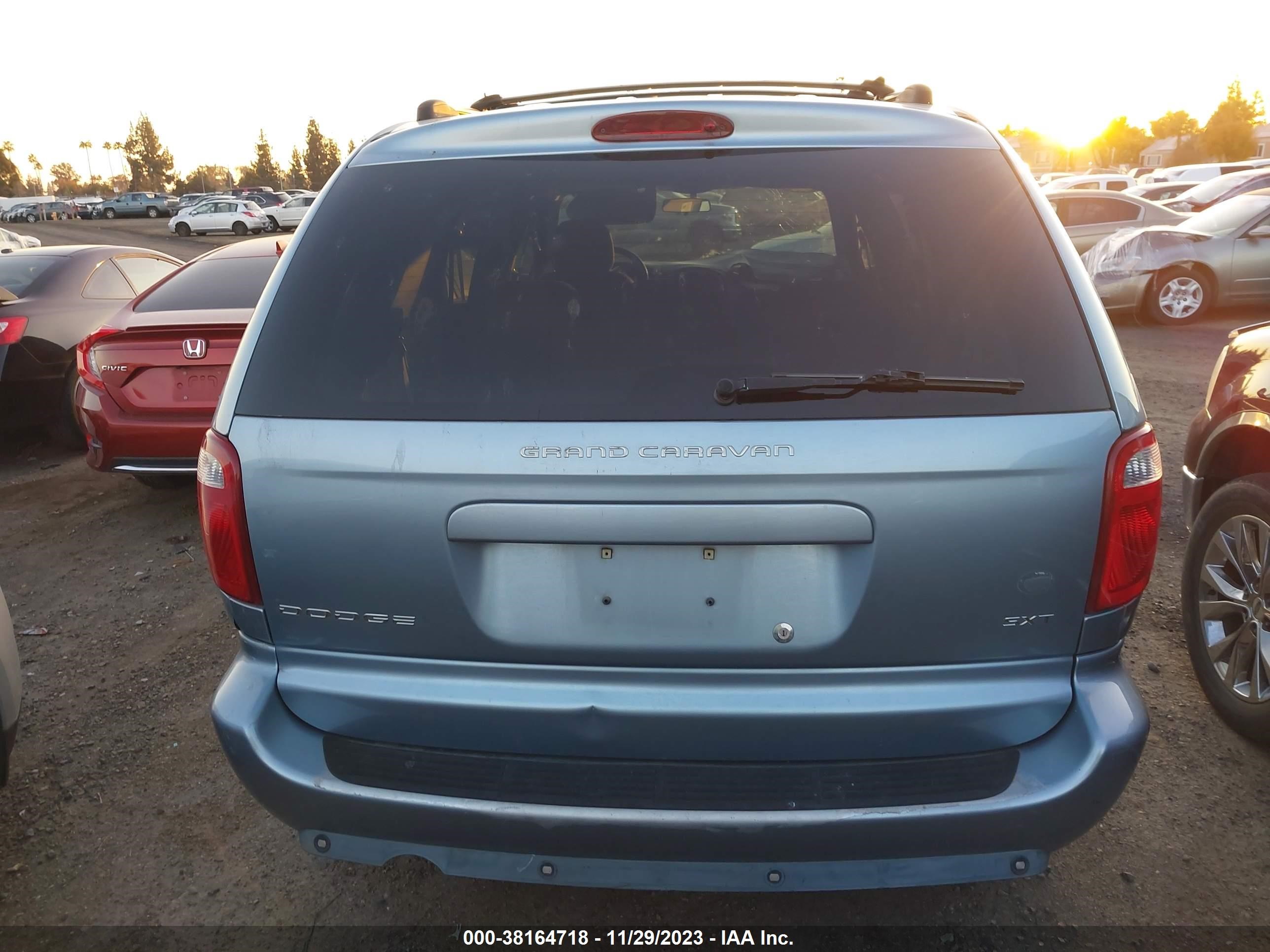 Photo 15 VIN: 2D8GP44L05R294648 - DODGE CARAVAN 