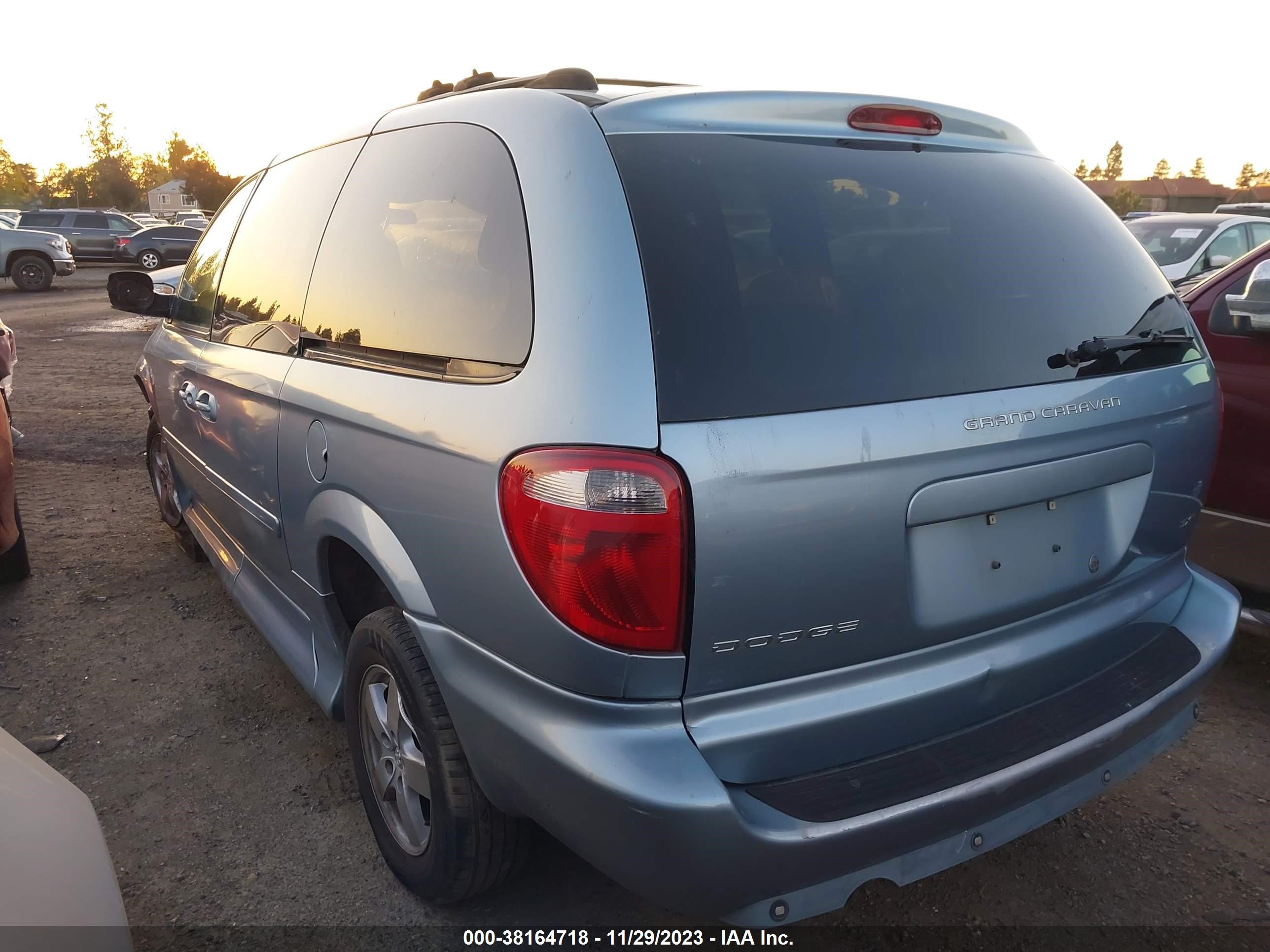 Photo 2 VIN: 2D8GP44L05R294648 - DODGE CARAVAN 