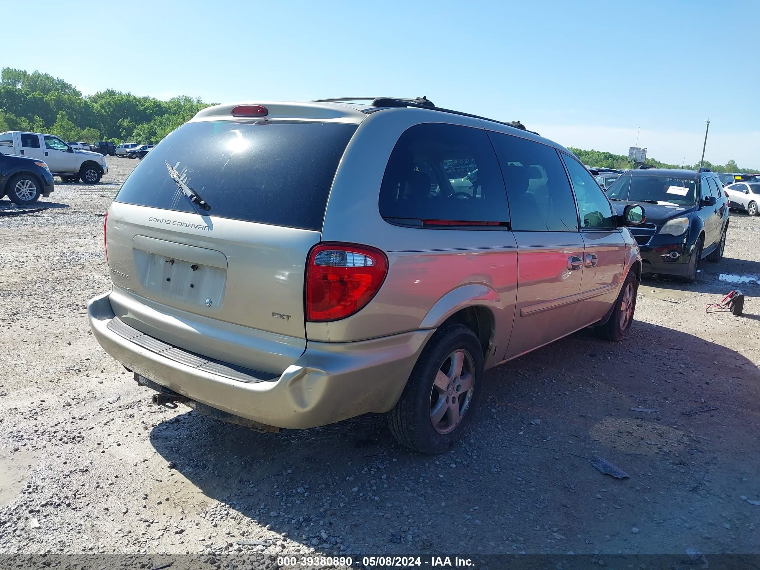 Photo 3 VIN: 2D8GP44L35R207843 - DODGE CARAVAN 