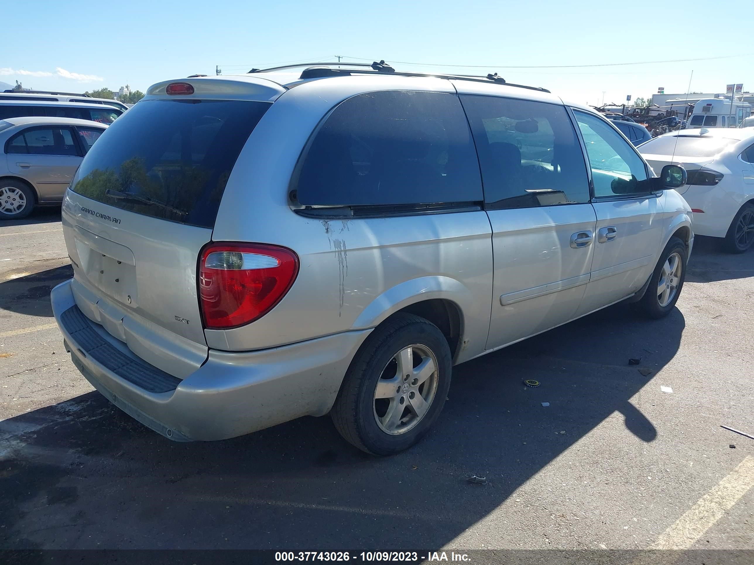 Photo 3 VIN: 2D8GP44L35R452108 - DODGE CARAVAN 