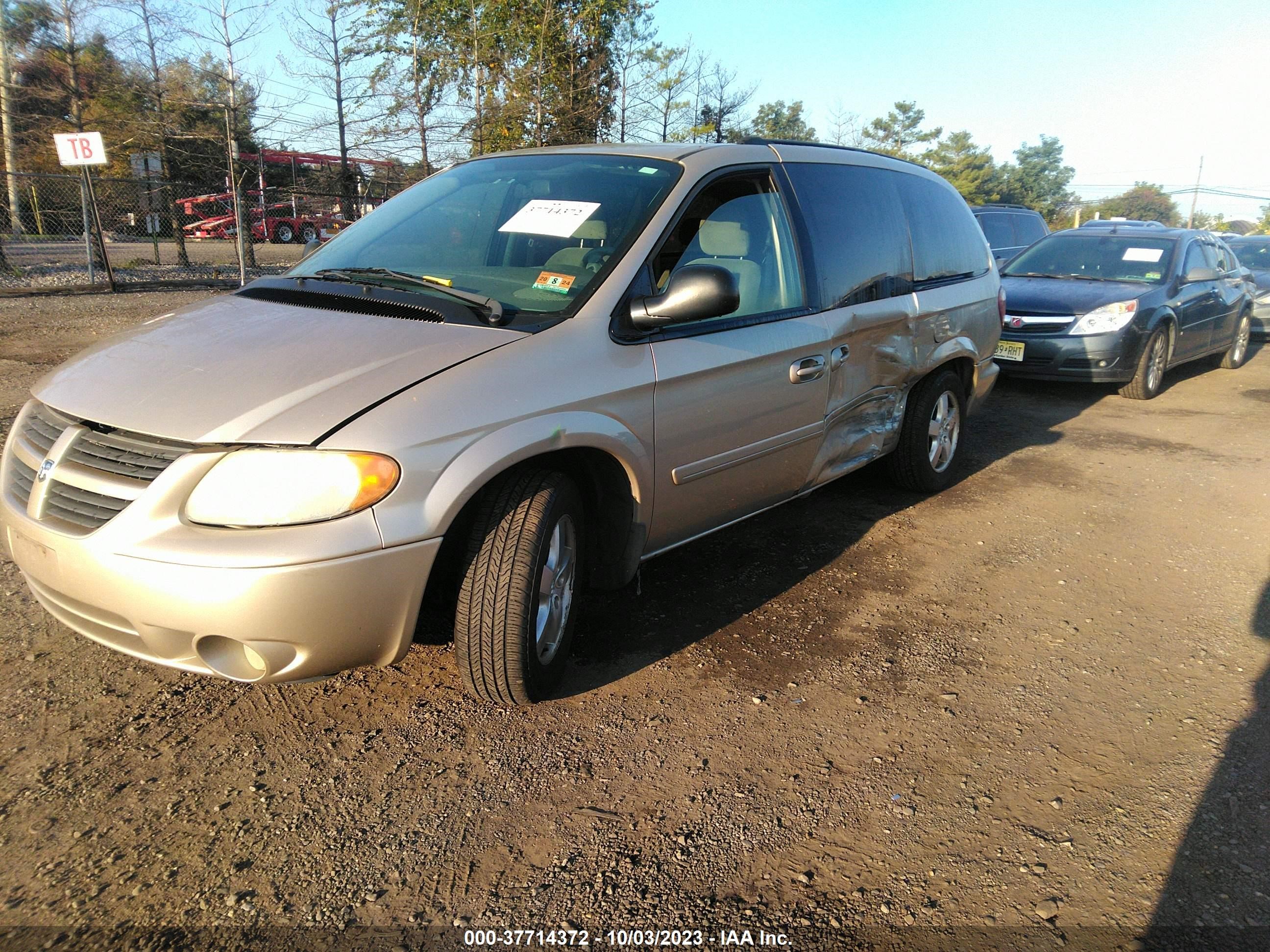 Photo 1 VIN: 2D8GP44L45R242200 - DODGE CARAVAN 