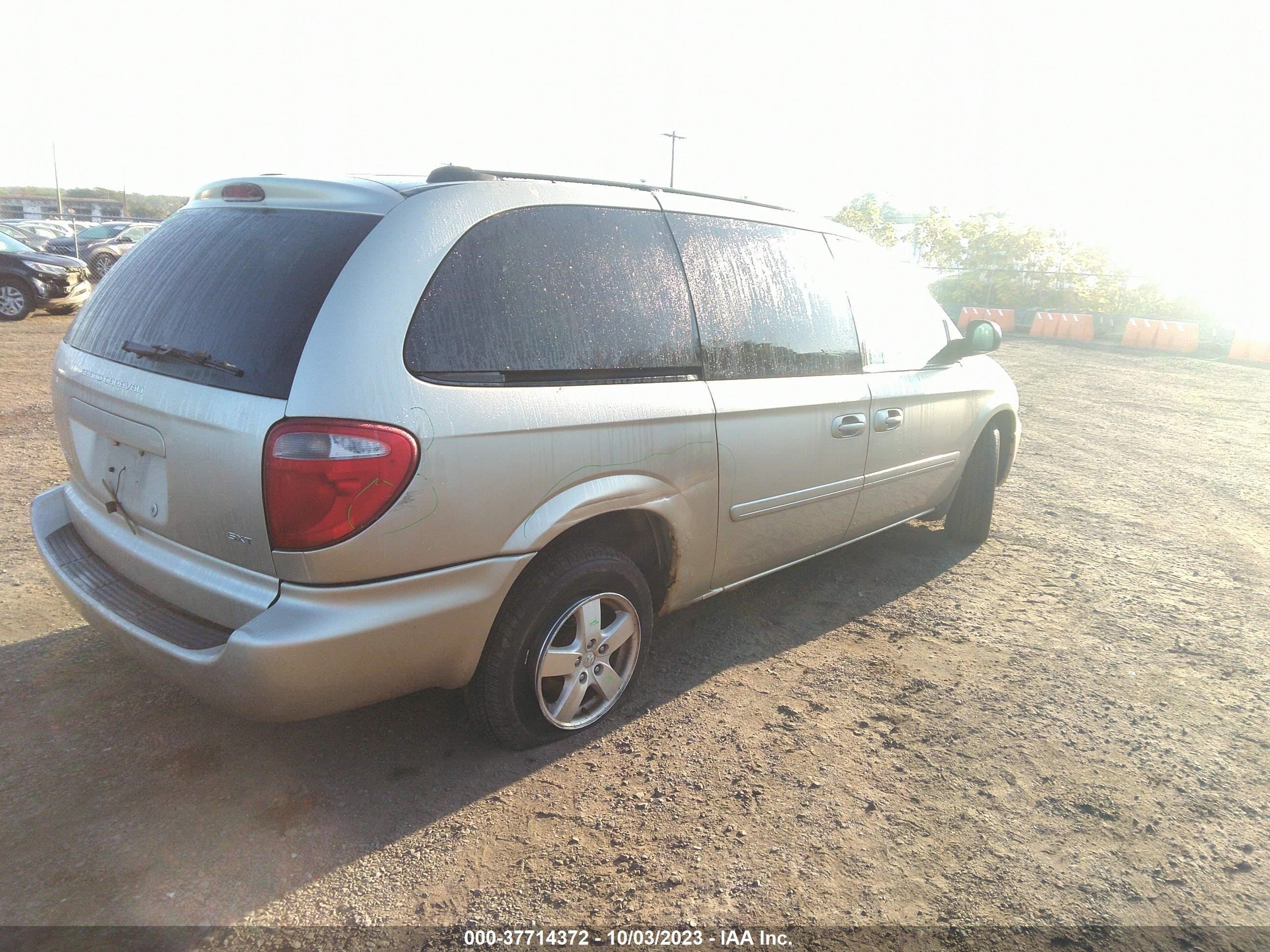 Photo 3 VIN: 2D8GP44L45R242200 - DODGE CARAVAN 