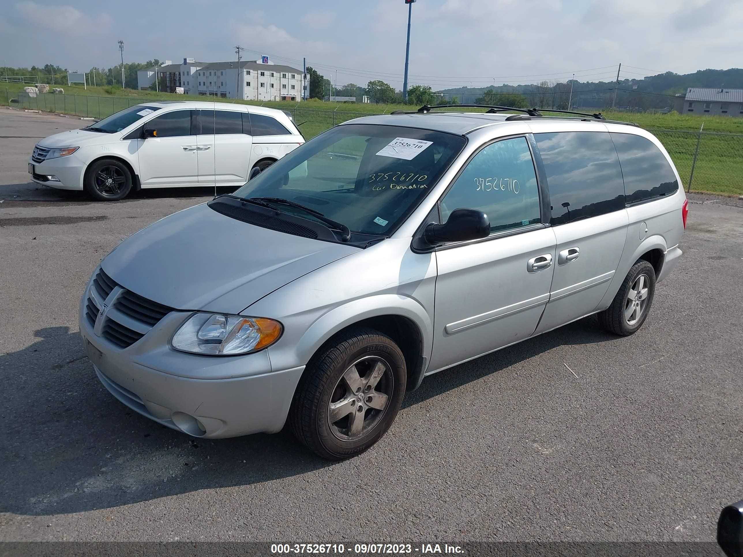 Photo 1 VIN: 2D8GP44L45R275374 - DODGE CARAVAN 