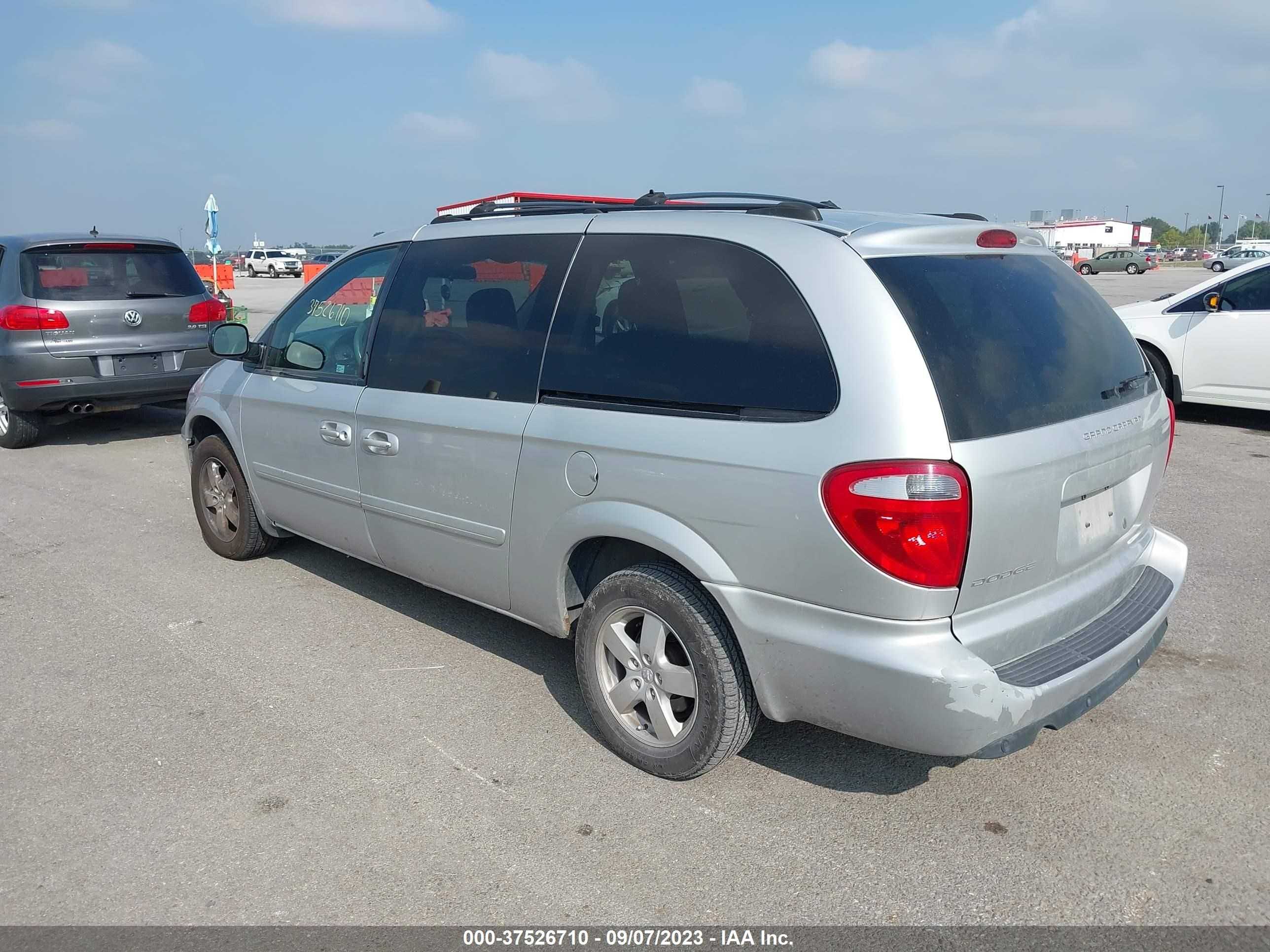 Photo 2 VIN: 2D8GP44L45R275374 - DODGE CARAVAN 