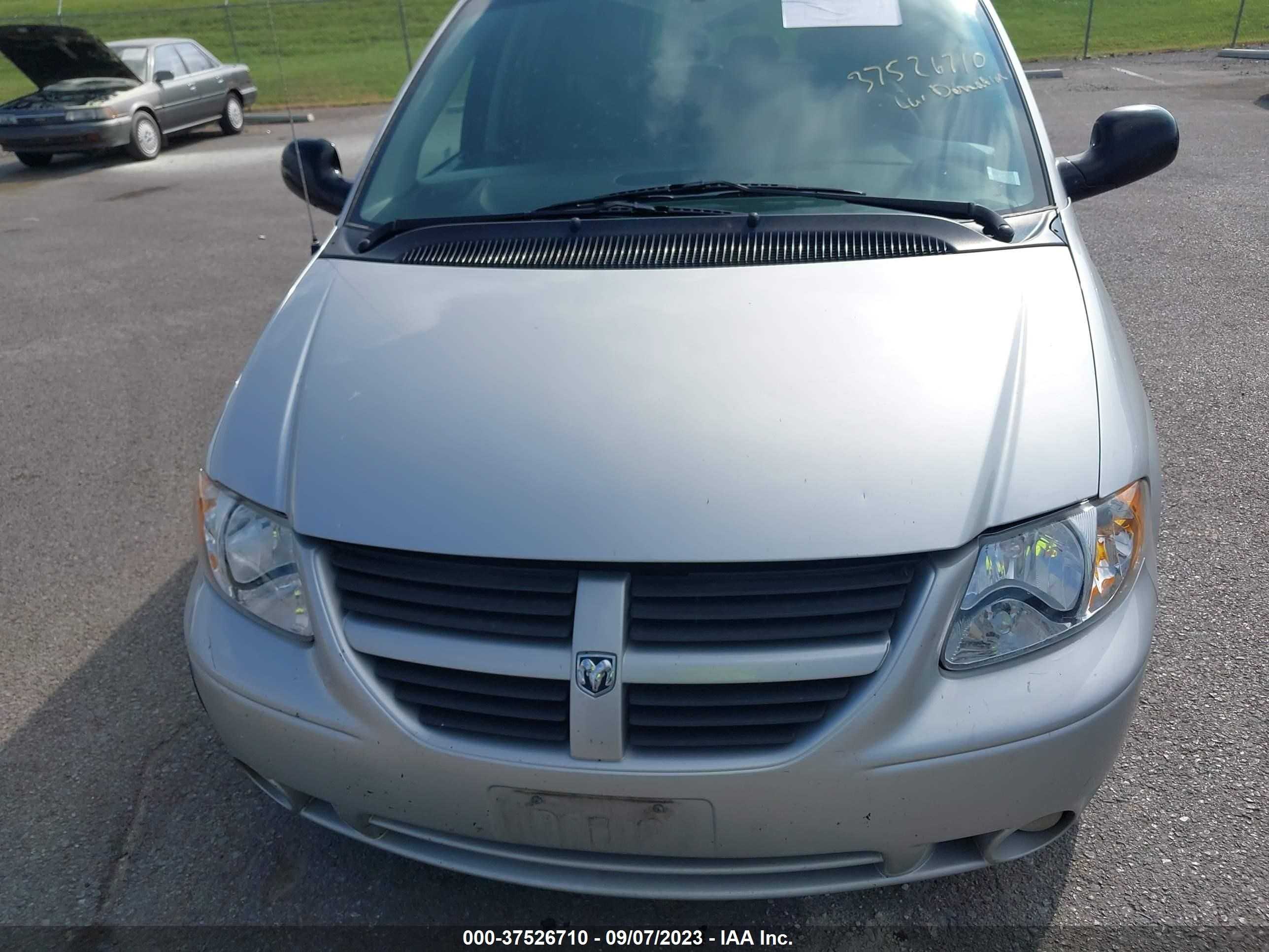 Photo 5 VIN: 2D8GP44L45R275374 - DODGE CARAVAN 