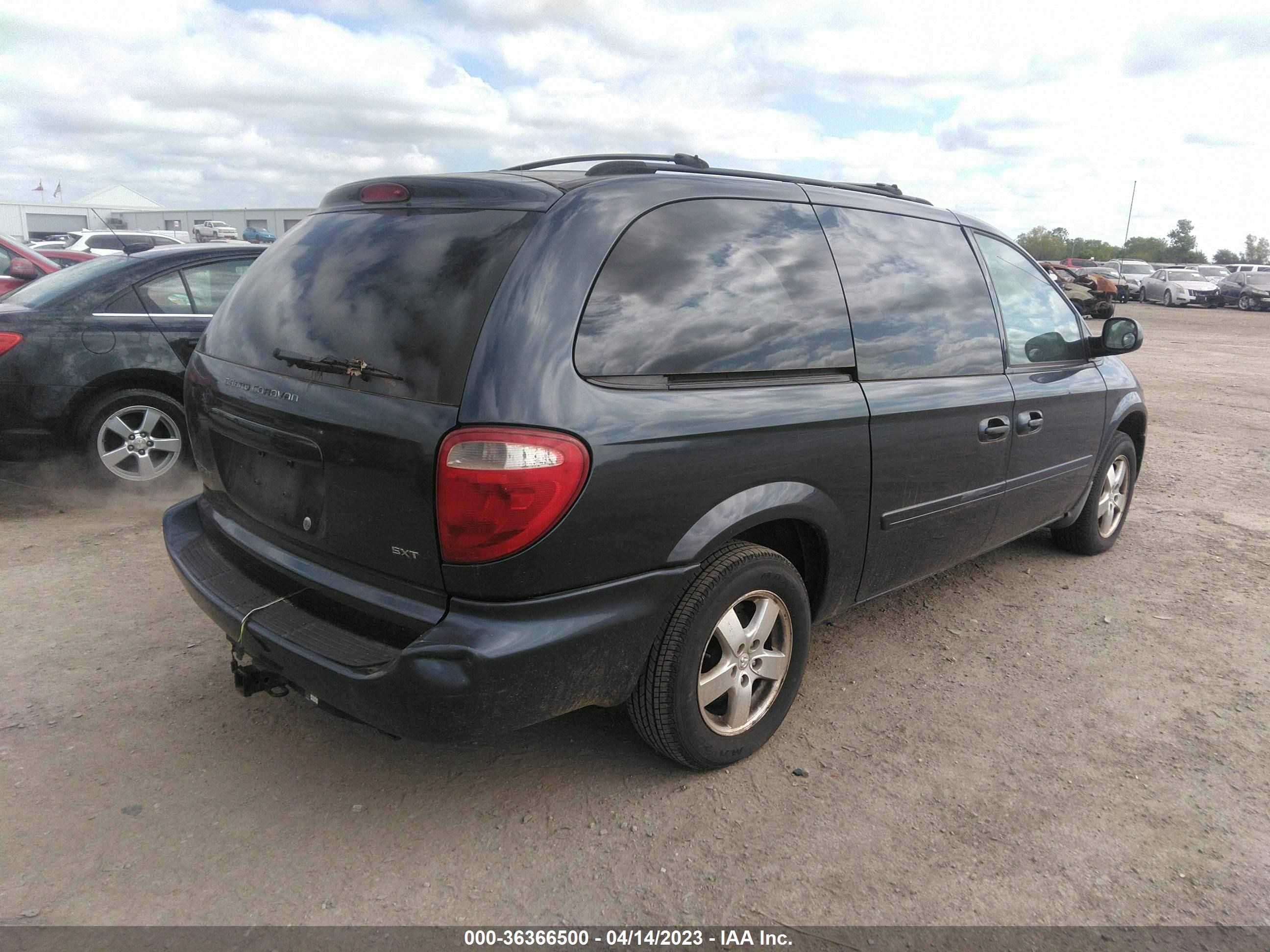 Photo 3 VIN: 2D8GP44L57R122442 - DODGE CARAVAN 