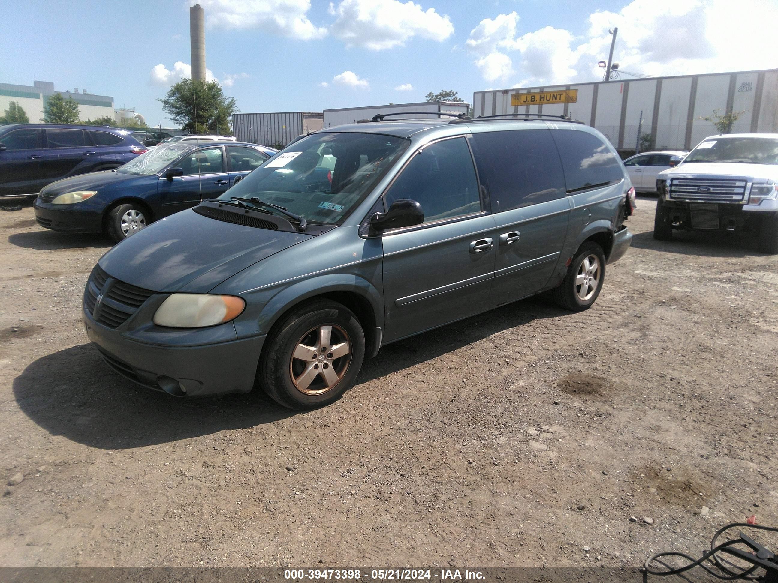 Photo 1 VIN: 2D8GP44L75R159795 - DODGE CARAVAN 