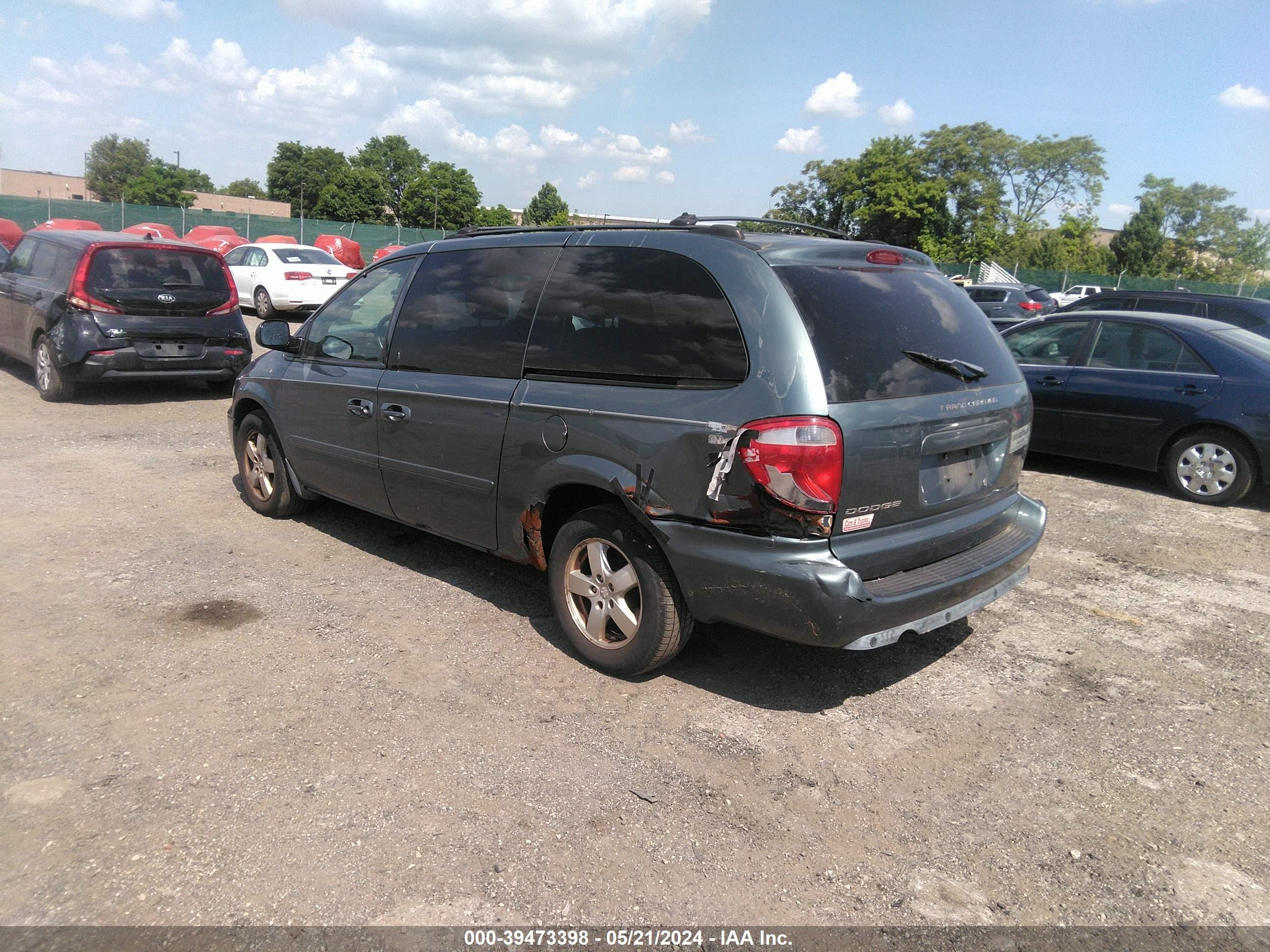 Photo 2 VIN: 2D8GP44L75R159795 - DODGE CARAVAN 