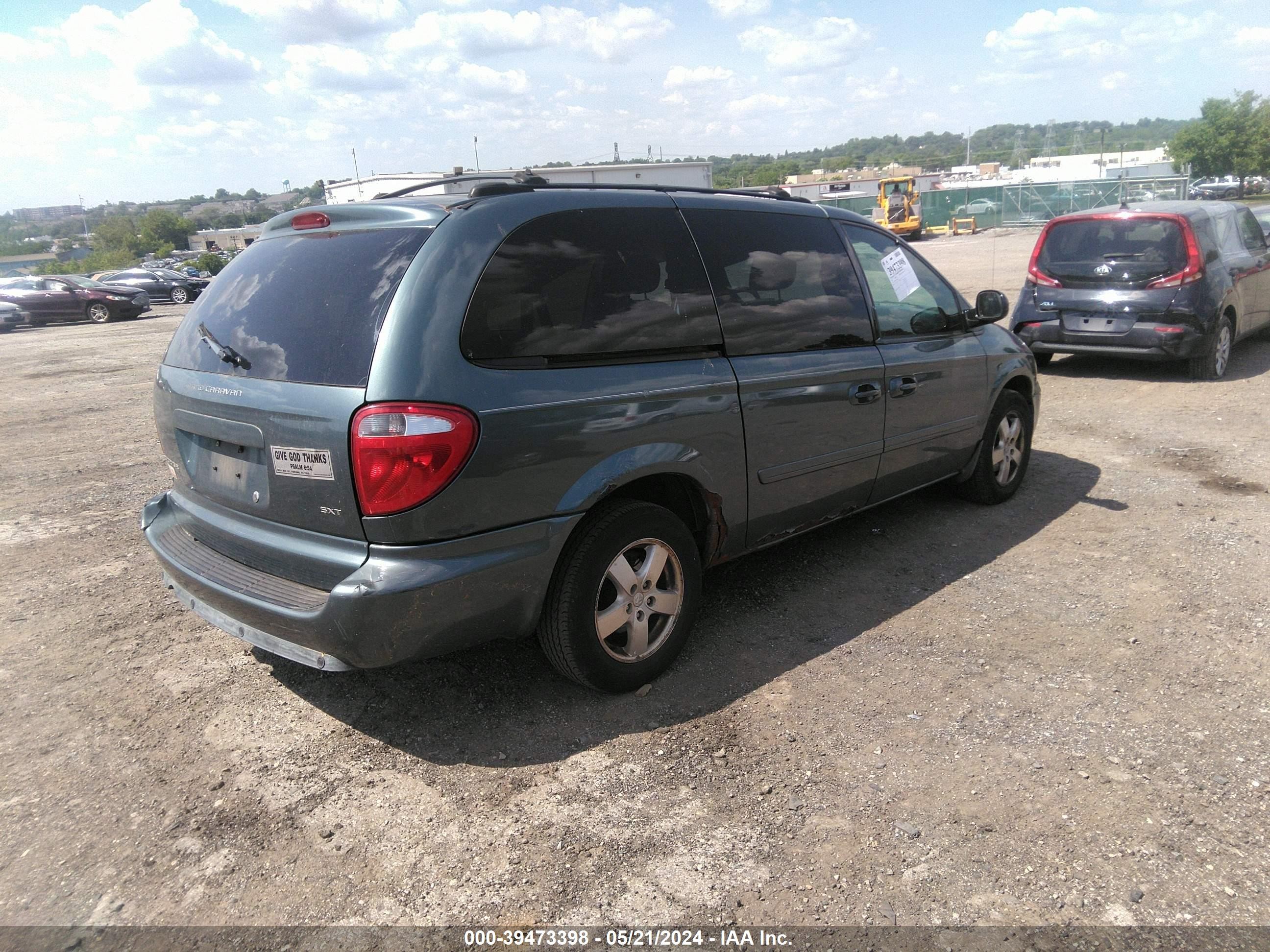 Photo 3 VIN: 2D8GP44L75R159795 - DODGE CARAVAN 