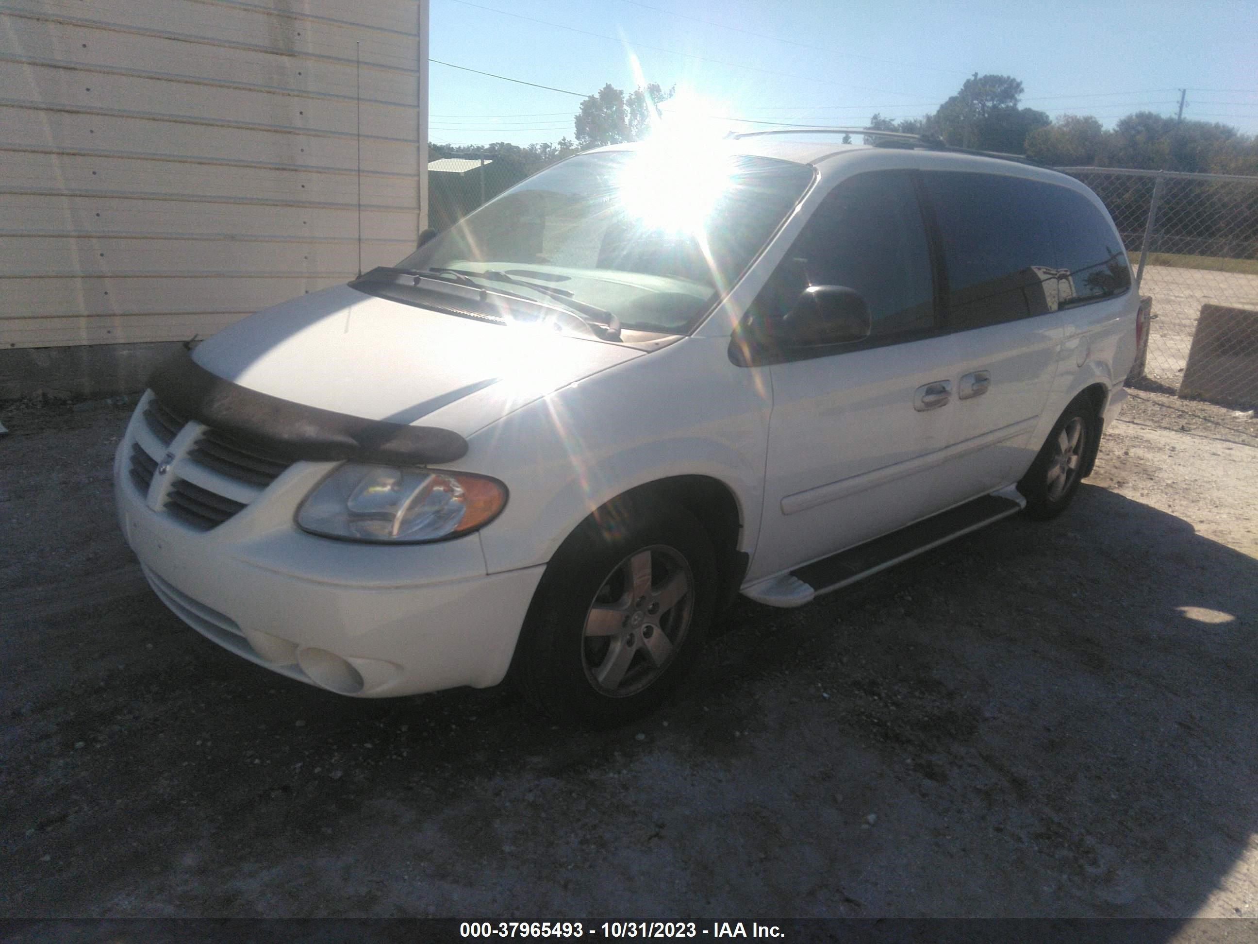 Photo 1 VIN: 2D8GP44L75R203116 - DODGE CARAVAN 