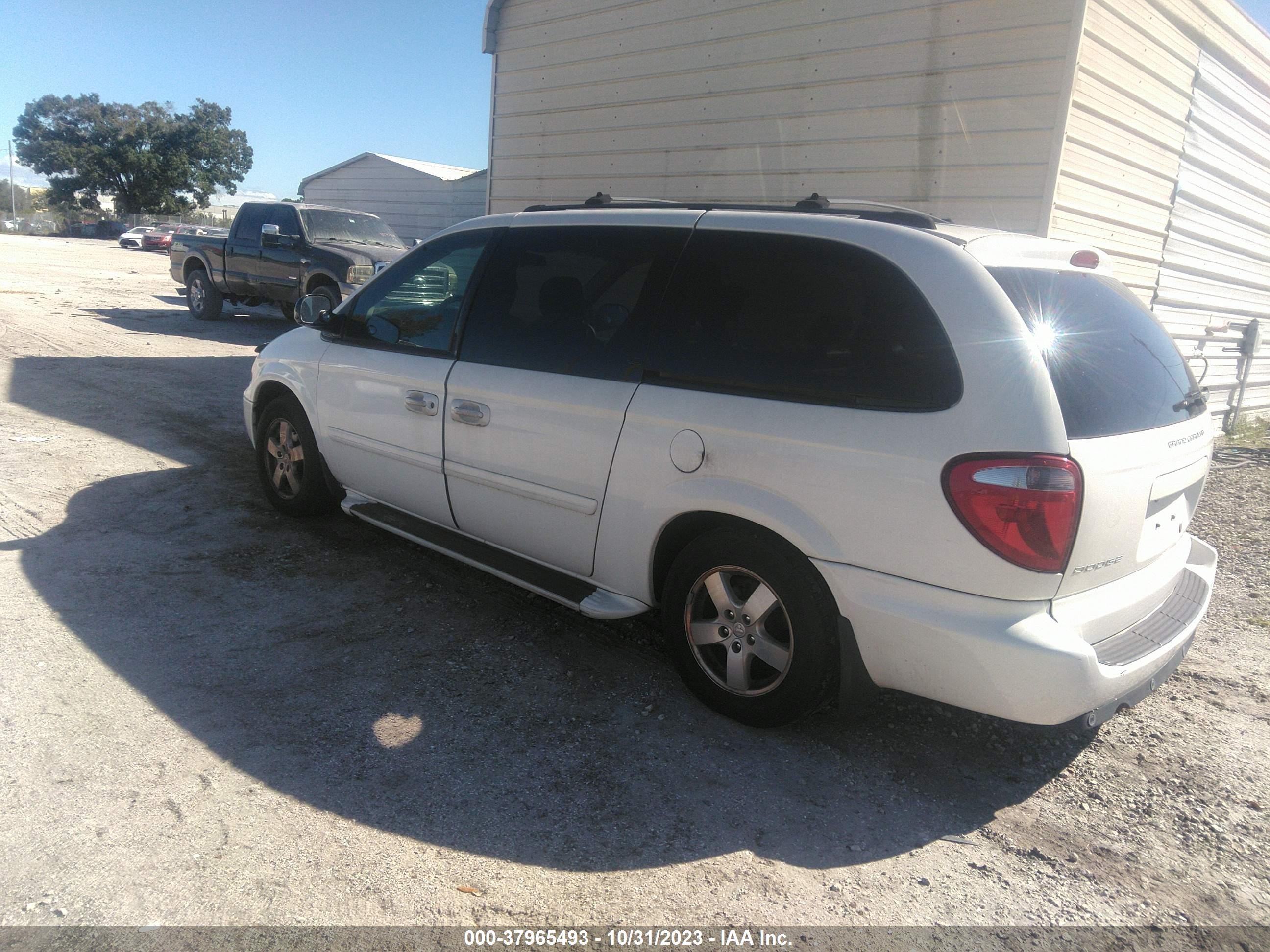 Photo 2 VIN: 2D8GP44L75R203116 - DODGE CARAVAN 