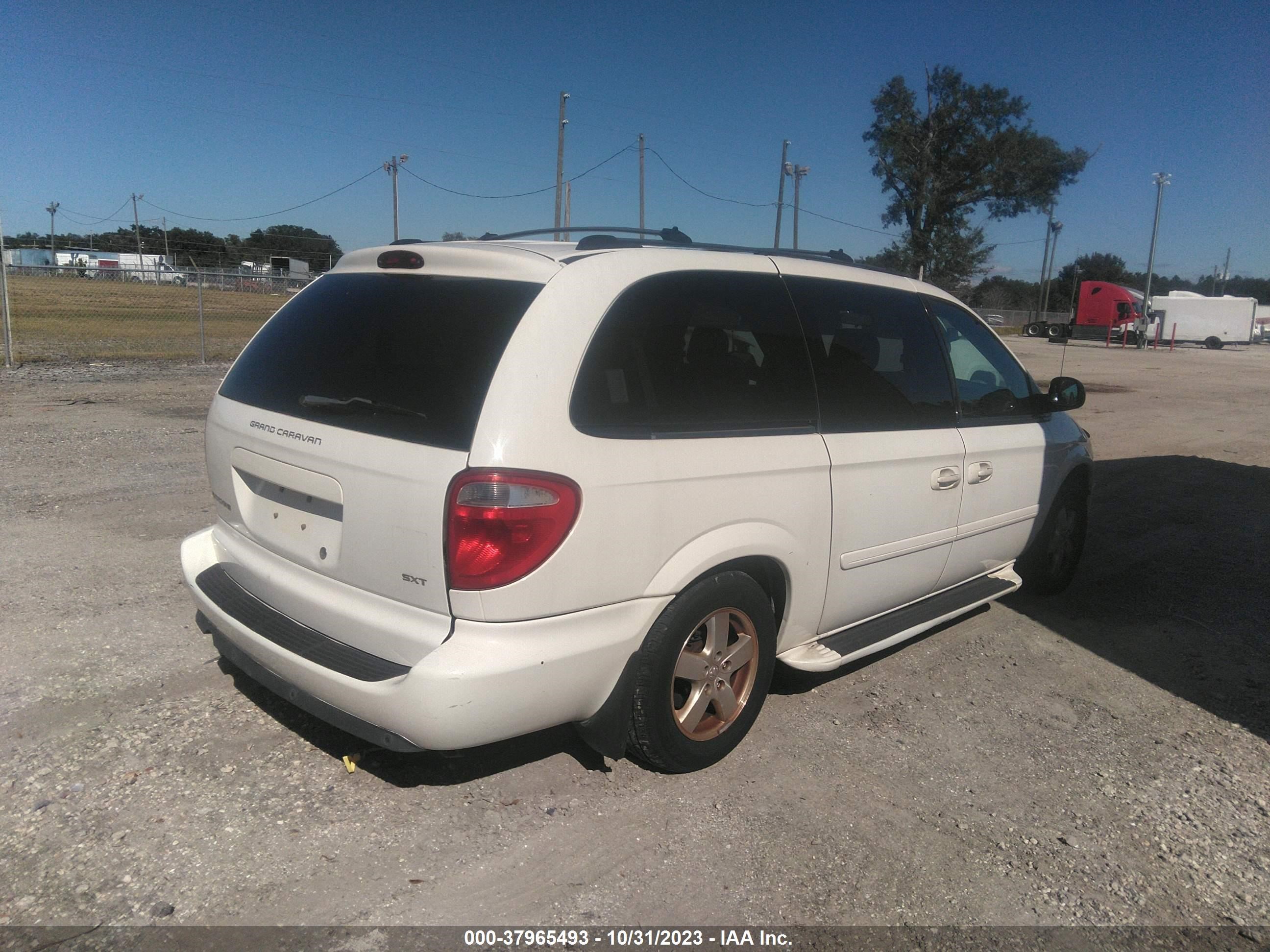 Photo 3 VIN: 2D8GP44L75R203116 - DODGE CARAVAN 