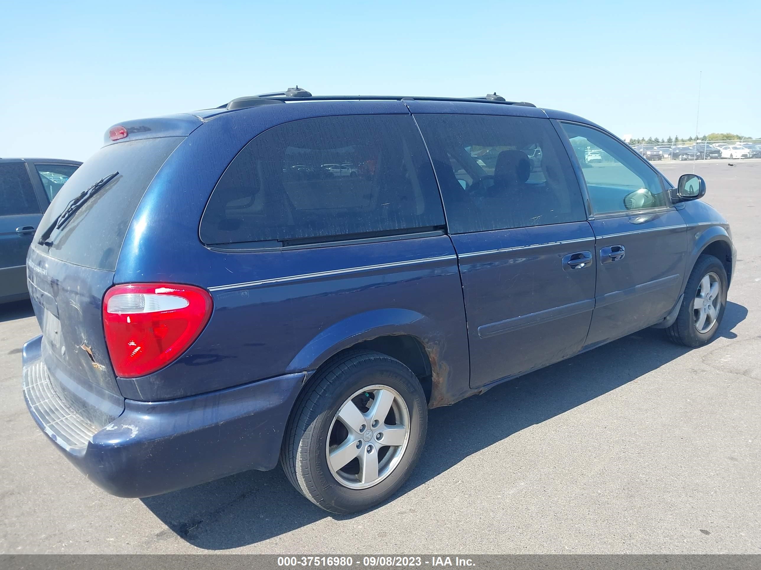 Photo 3 VIN: 2D8GP44L95R322706 - DODGE CARAVAN 