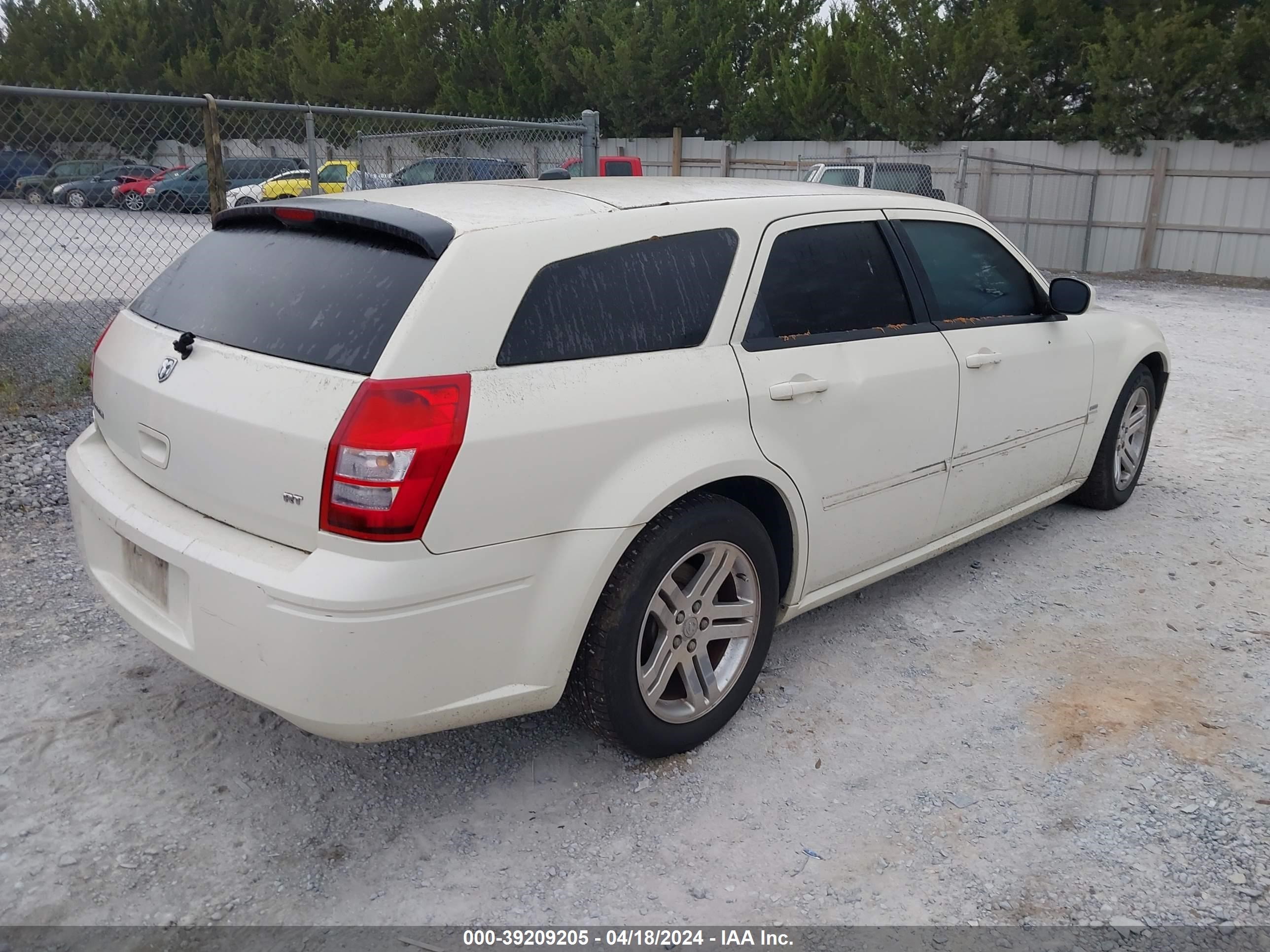 Photo 3 VIN: 2D8GV582X5H636920 - DODGE MAGNUM 