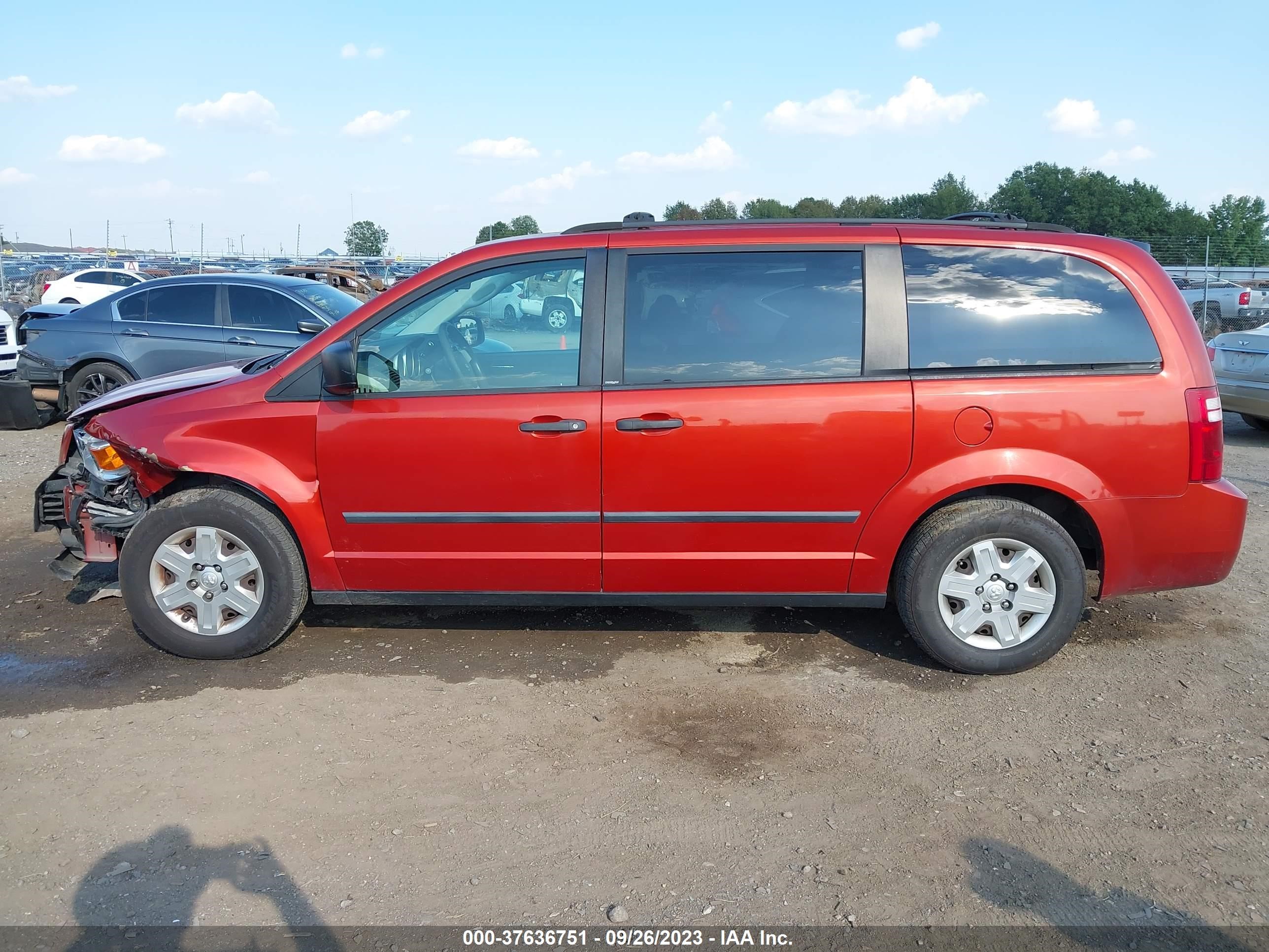 Photo 13 VIN: 2D8HN44H38R845391 - DODGE CARAVAN 