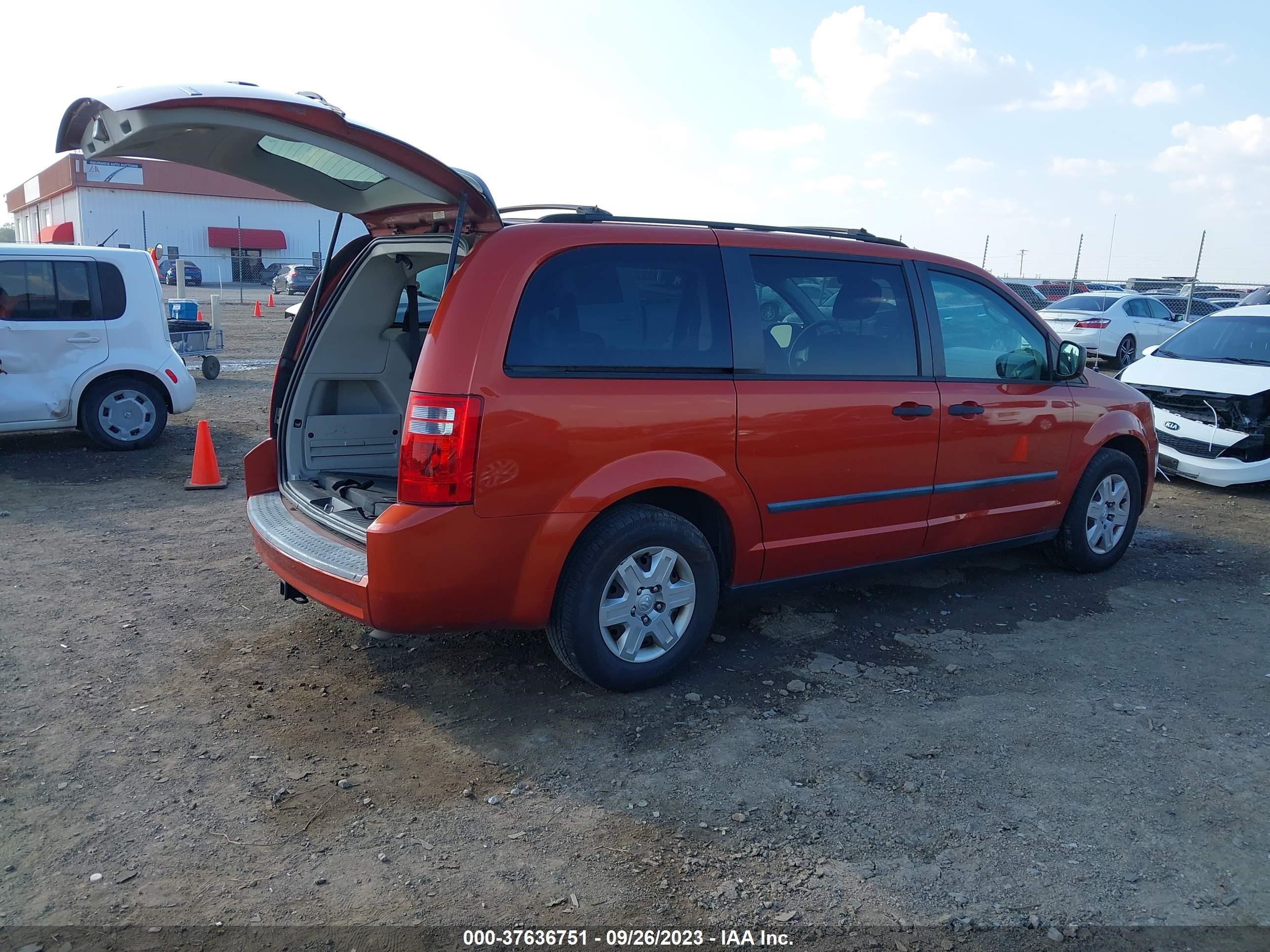 Photo 3 VIN: 2D8HN44H38R845391 - DODGE CARAVAN 