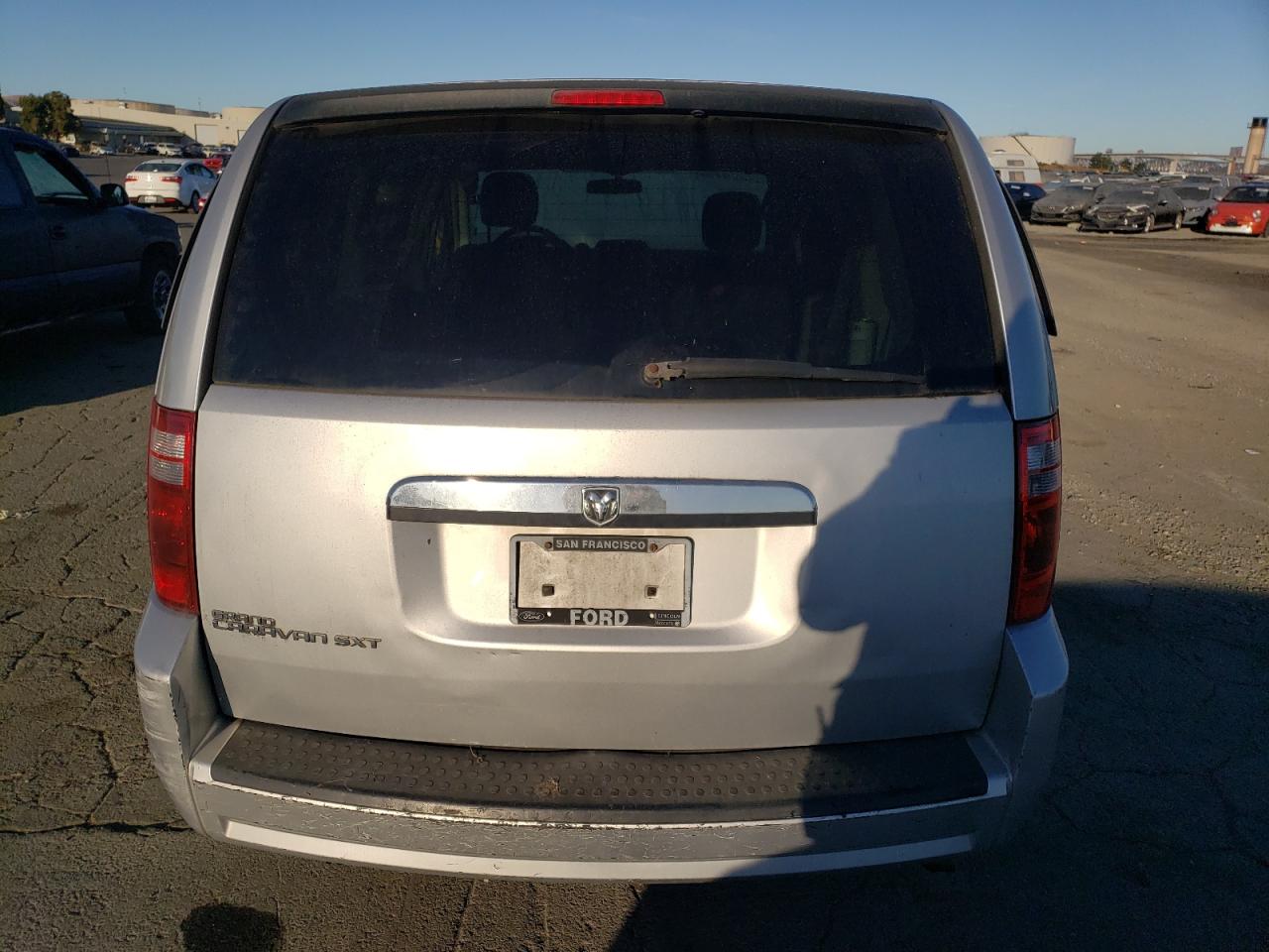 Photo 5 VIN: 2D8HN54P28R697991 - DODGE CARAVAN 