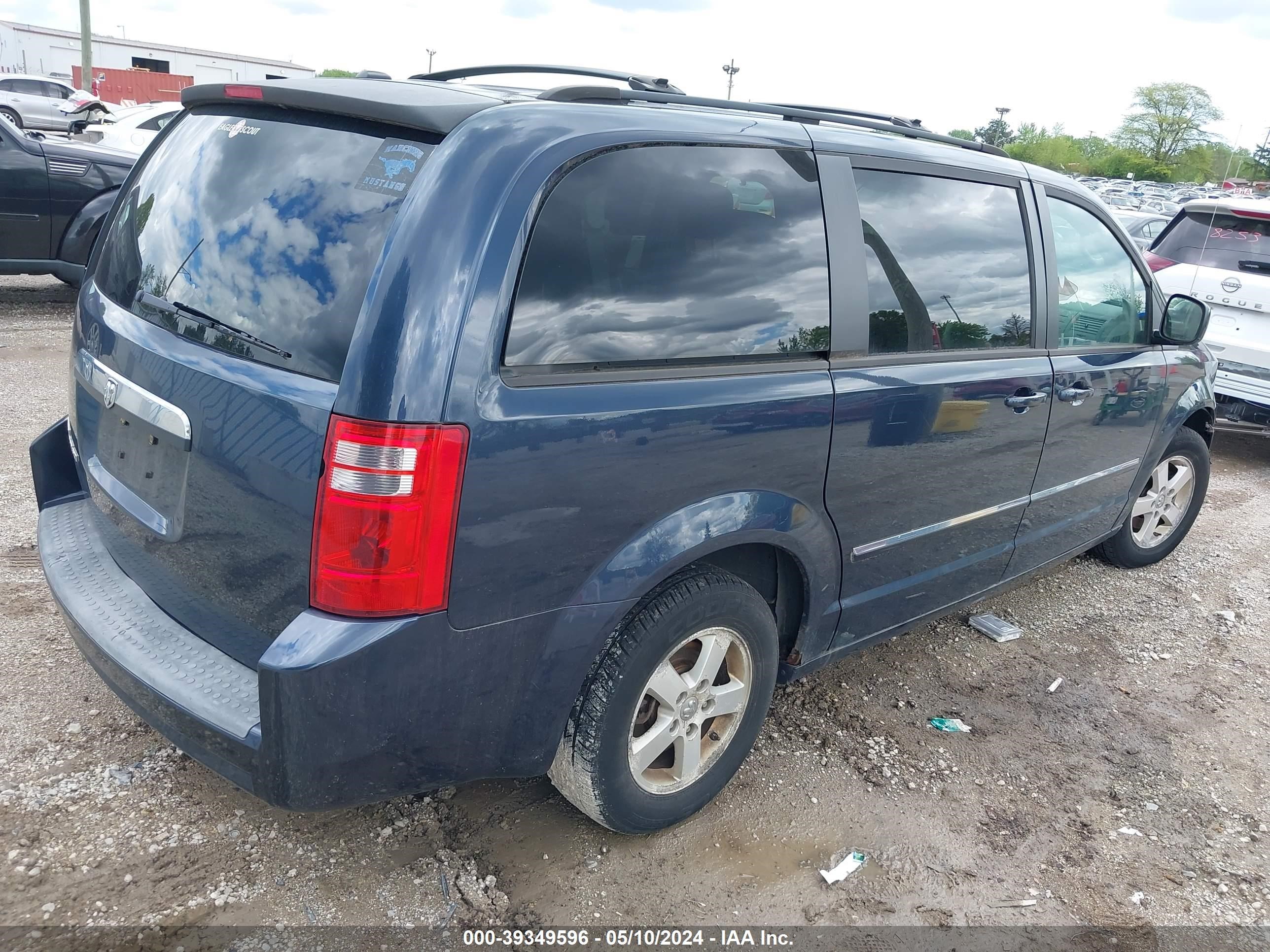 Photo 3 VIN: 2D8HN54P48R839726 - DODGE CARAVAN 