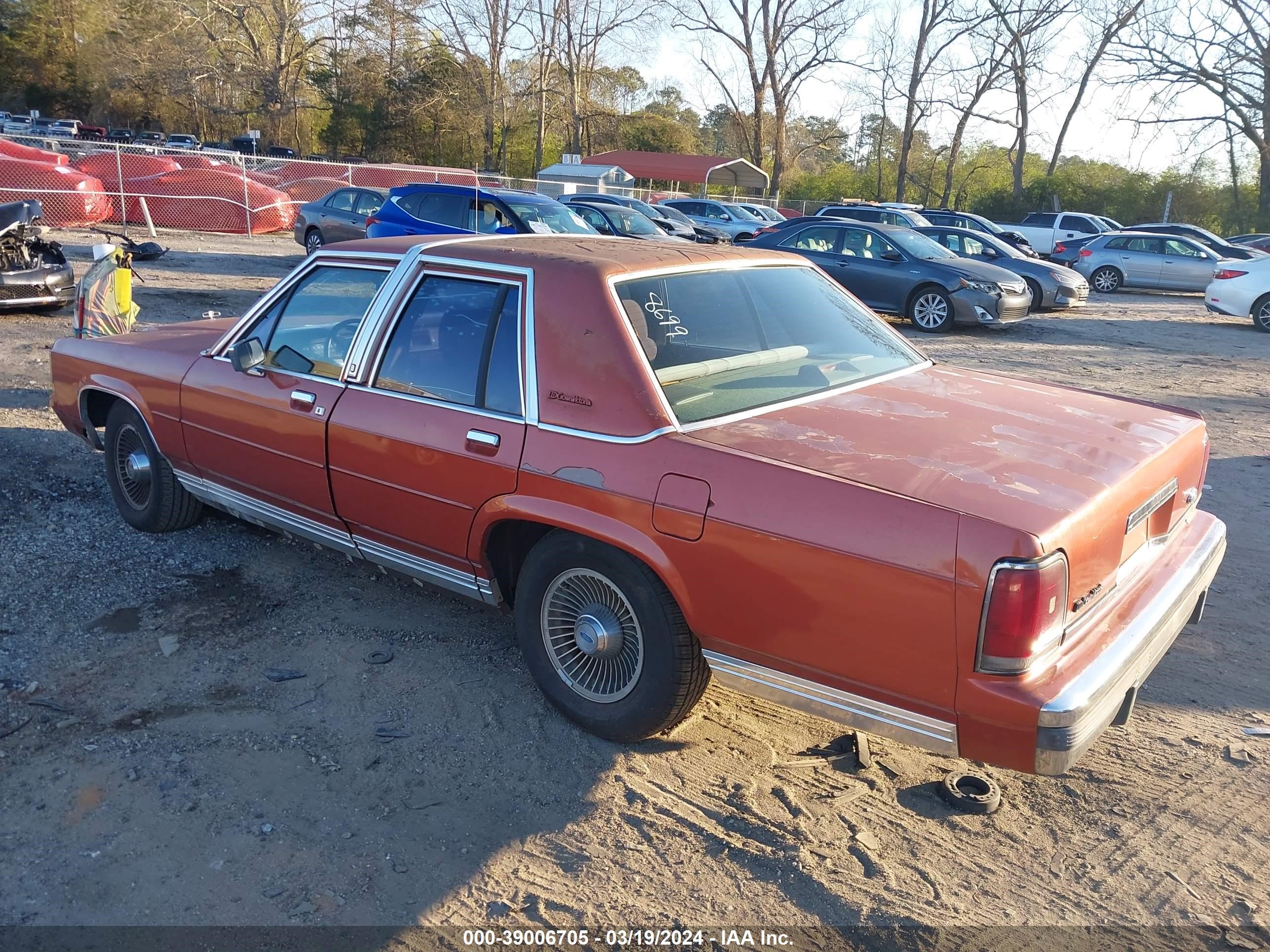 Photo 2 VIN: 2FABP74F2KX118699 - FORD CROWN VICTORIA 