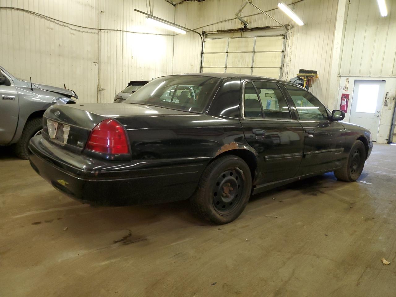 Photo 2 VIN: 2FABP7BV1AX102938 - FORD CROWN VICTORIA 