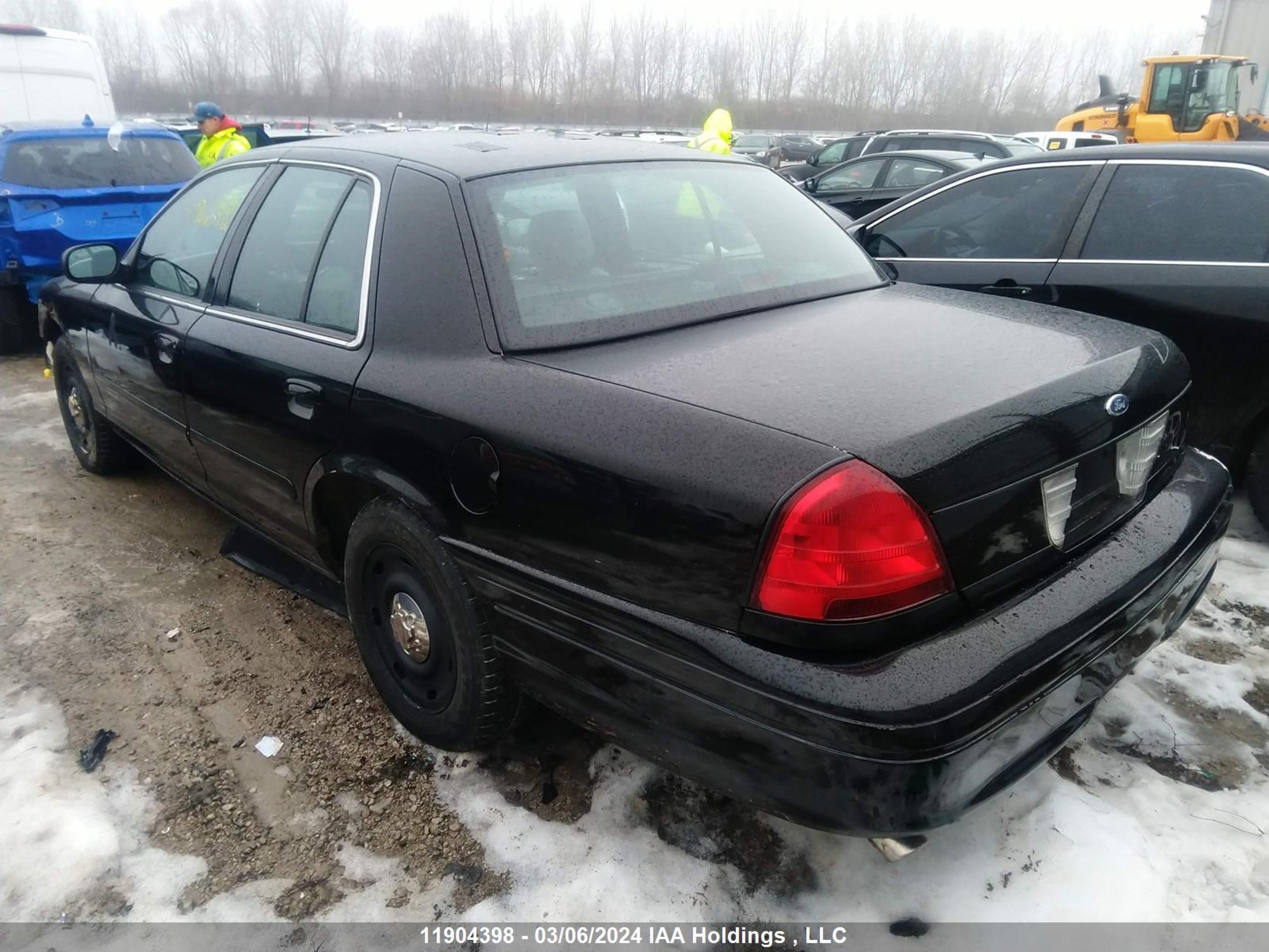 Photo 2 VIN: 2FABP7BV2BX133651 - FORD CROWN VICTORIA 