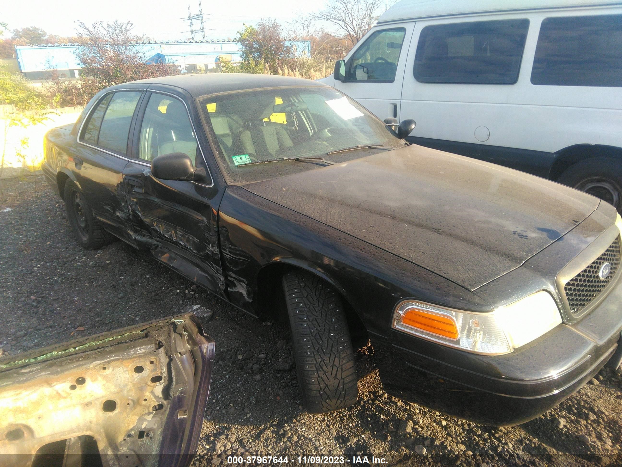 Photo 0 VIN: 2FABP7BV2BX176323 - FORD CROWN VICTORIA 