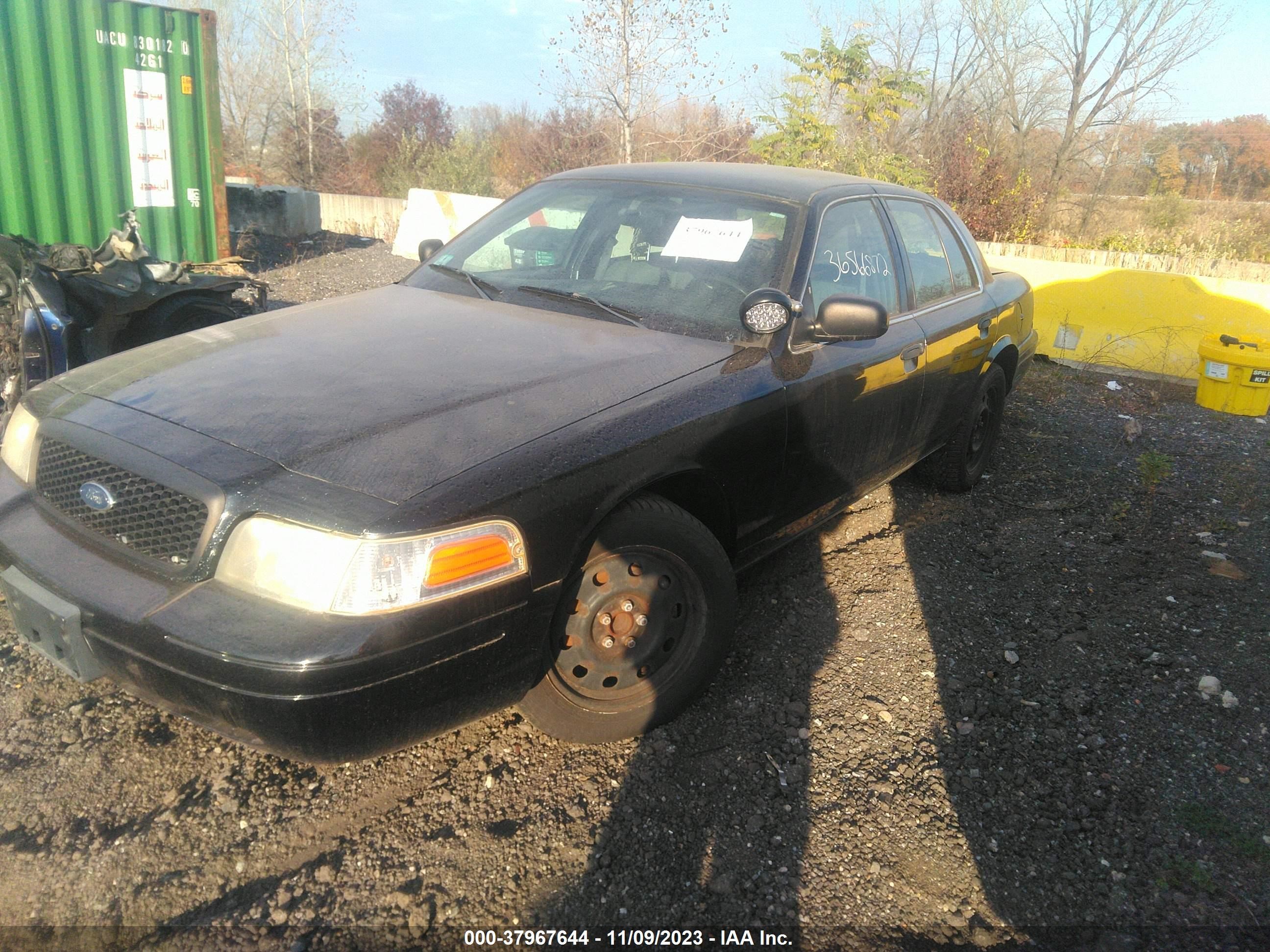 Photo 1 VIN: 2FABP7BV2BX176323 - FORD CROWN VICTORIA 