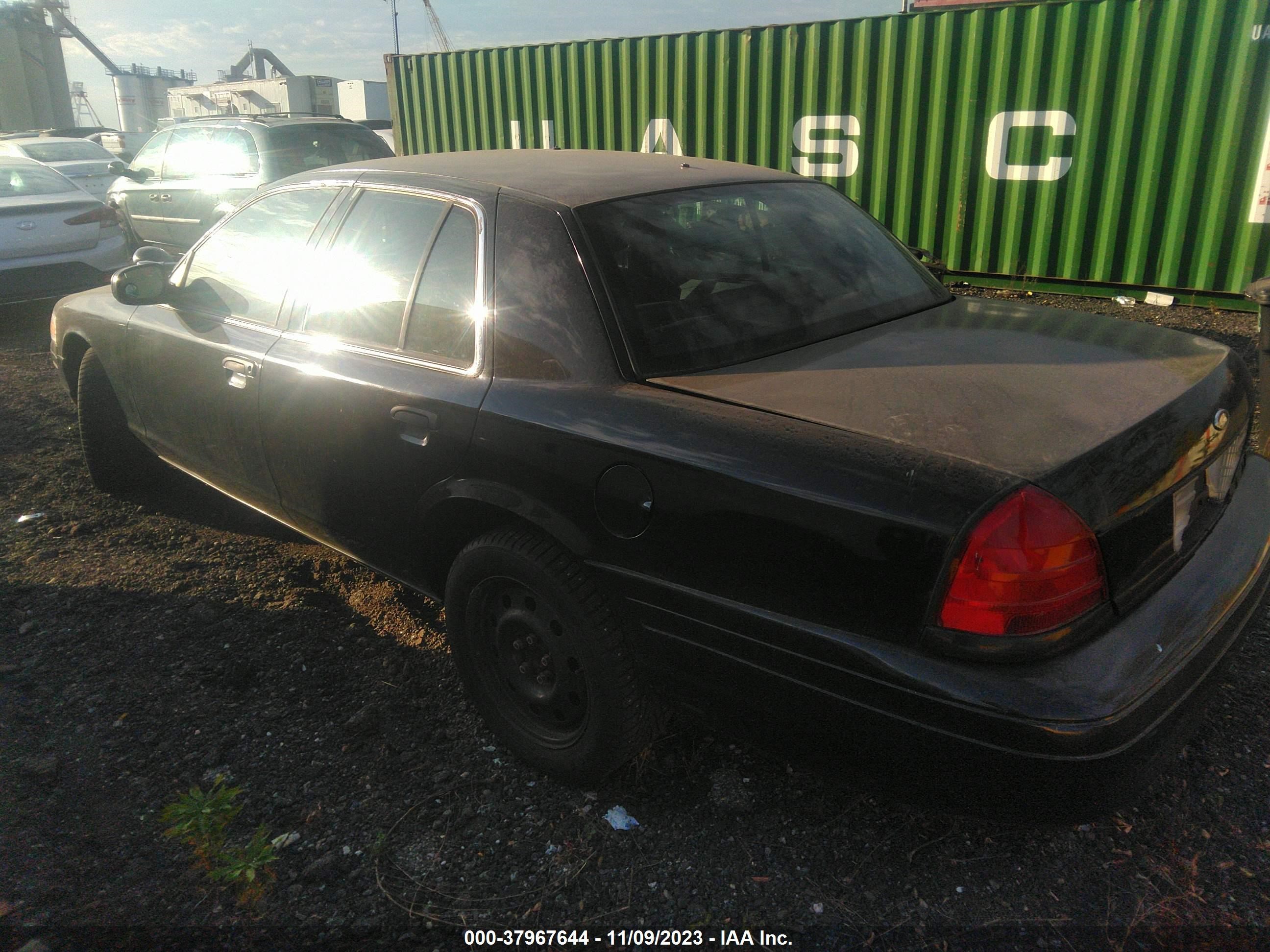 Photo 2 VIN: 2FABP7BV2BX176323 - FORD CROWN VICTORIA 