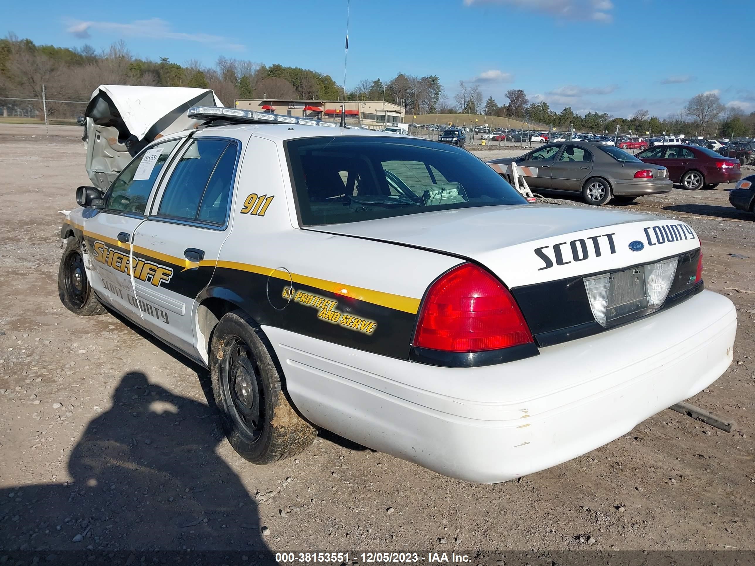 Photo 2 VIN: 2FABP7BV3AX145466 - FORD CROWN VICTORIA 