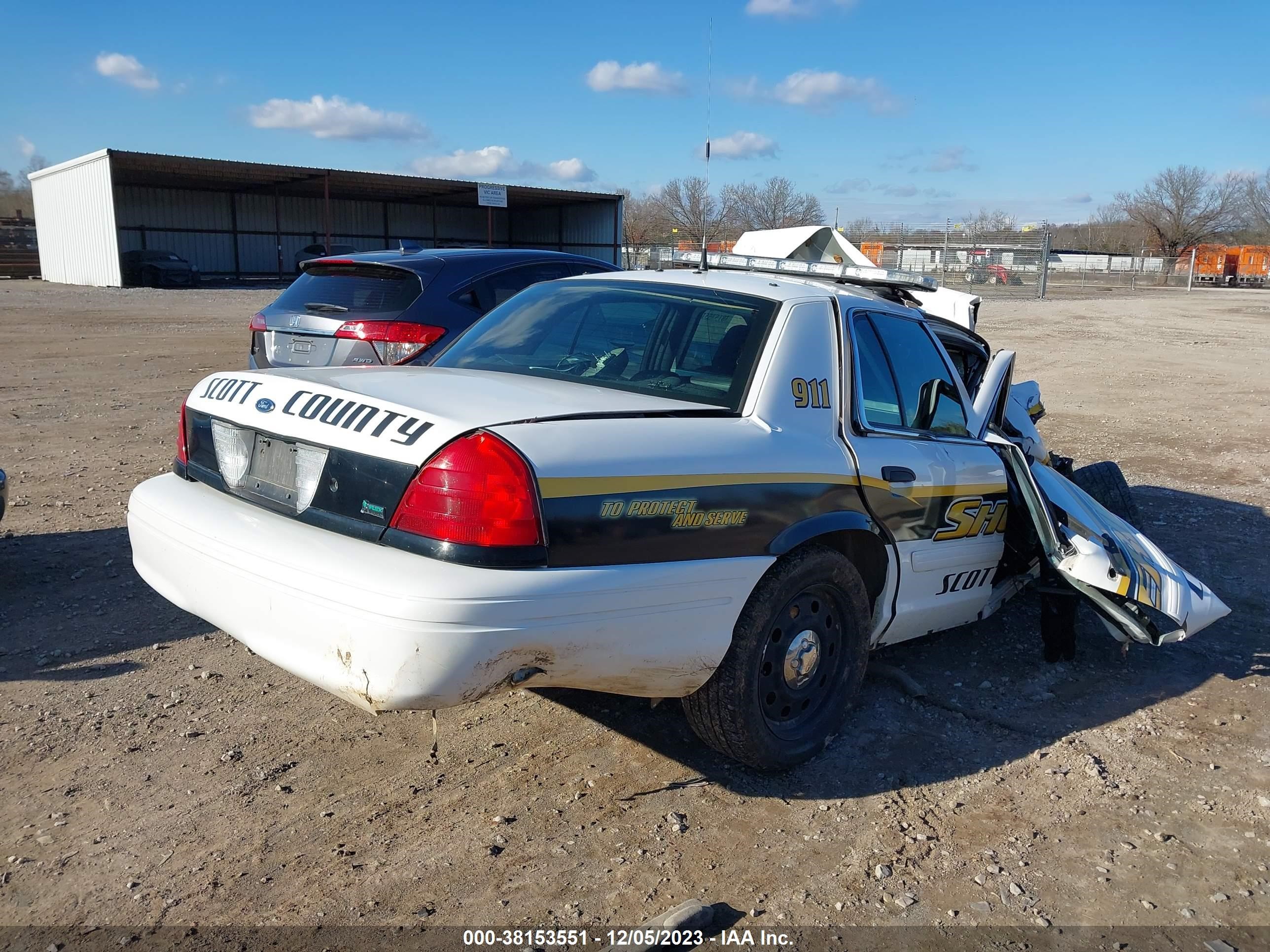 Photo 3 VIN: 2FABP7BV3AX145466 - FORD CROWN VICTORIA 