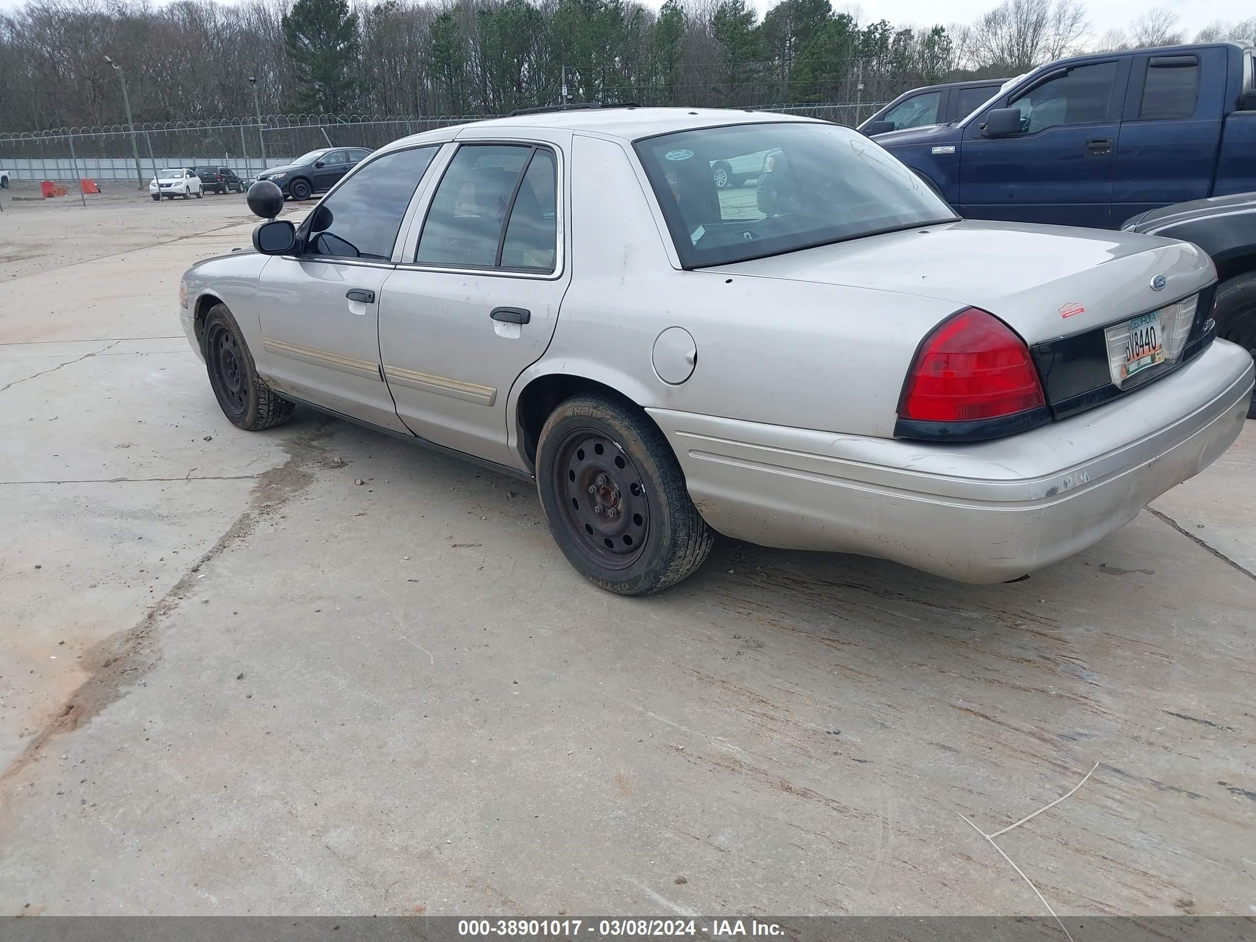 Photo 2 VIN: 2FABP7BV4AX120964 - FORD CROWN VICTORIA 