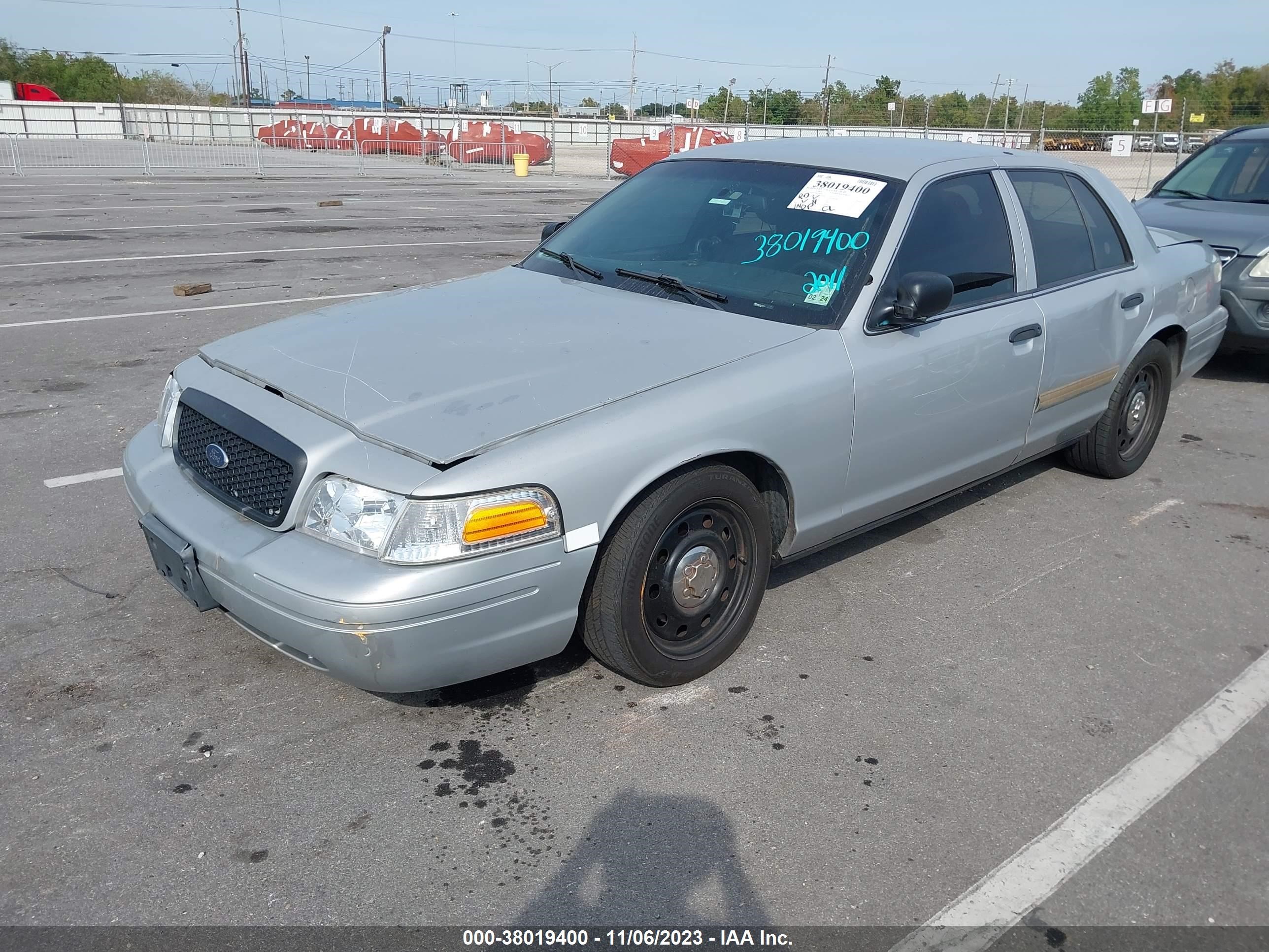 Photo 1 VIN: 2FABP7BV4BX103440 - FORD CROWN VICTORIA 