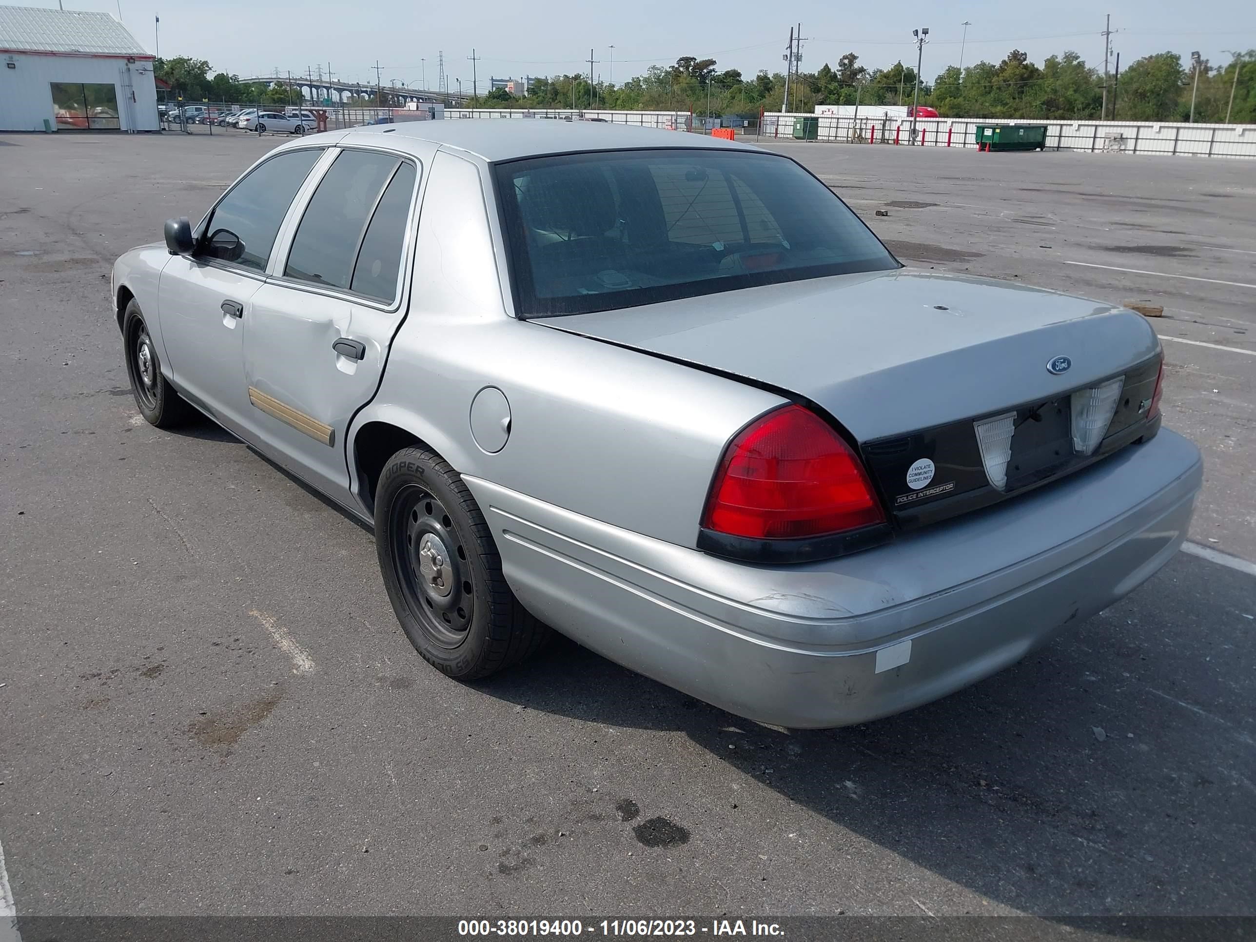 Photo 2 VIN: 2FABP7BV4BX103440 - FORD CROWN VICTORIA 