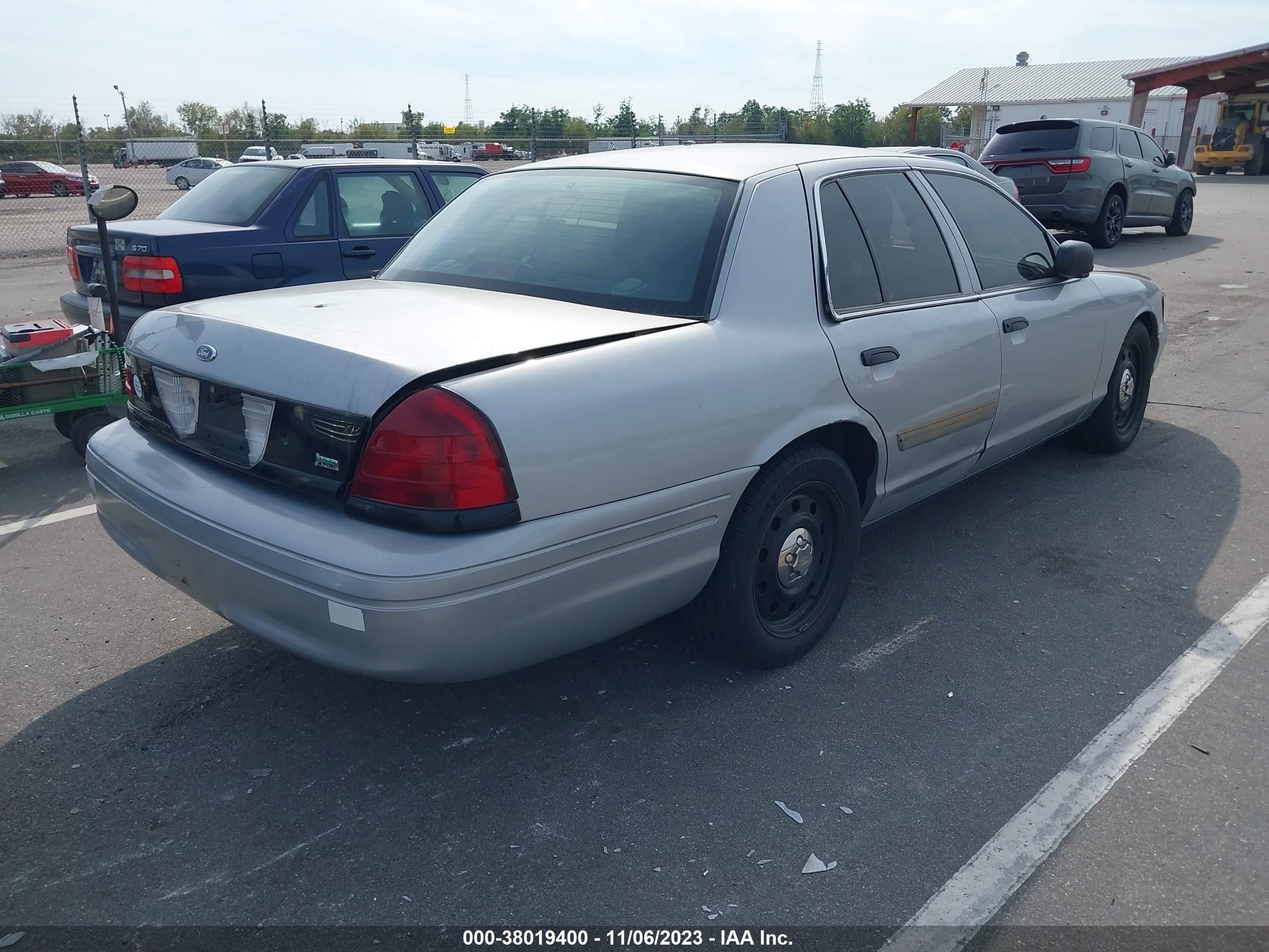 Photo 3 VIN: 2FABP7BV4BX103440 - FORD CROWN VICTORIA 