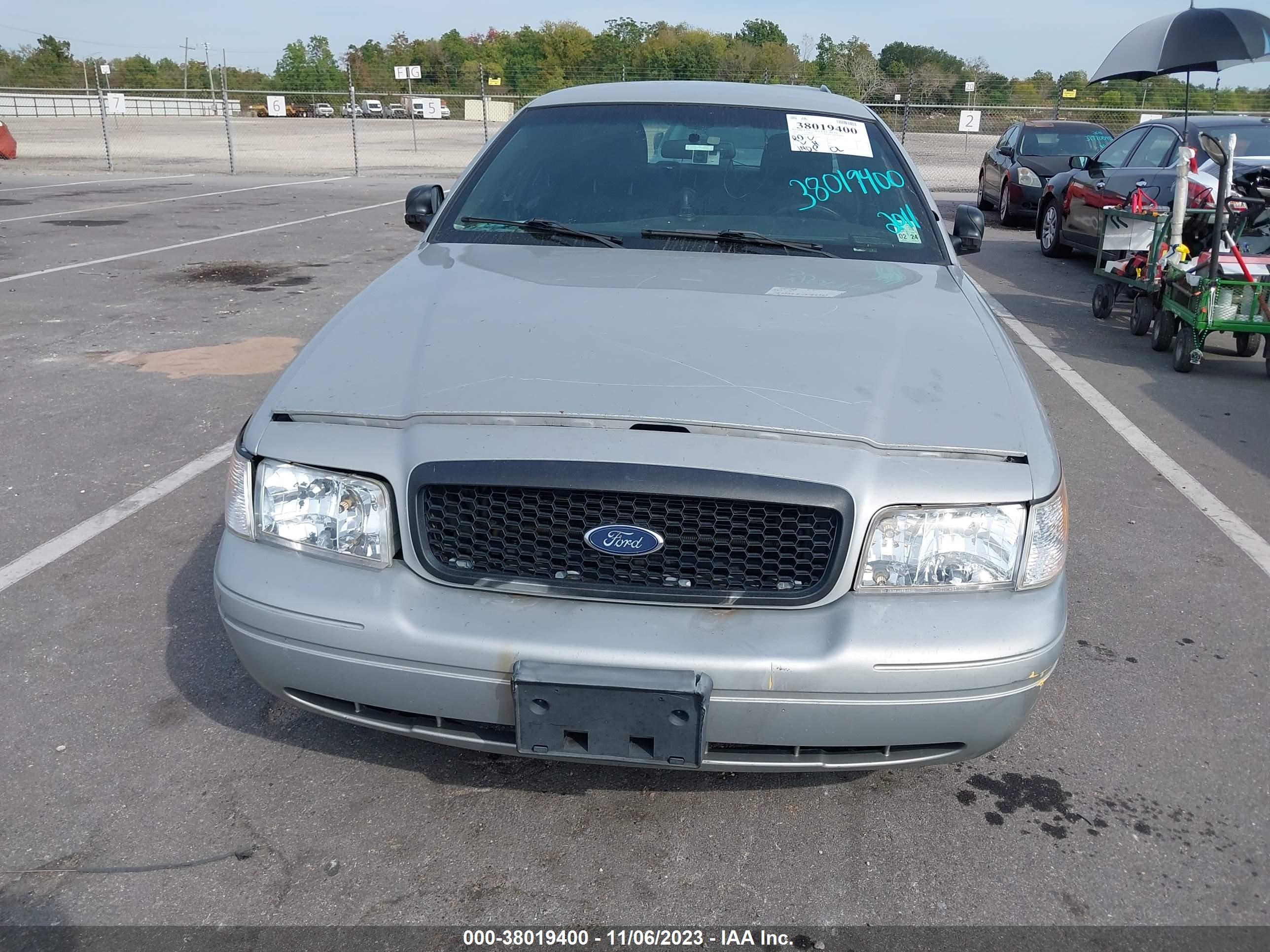 Photo 5 VIN: 2FABP7BV4BX103440 - FORD CROWN VICTORIA 